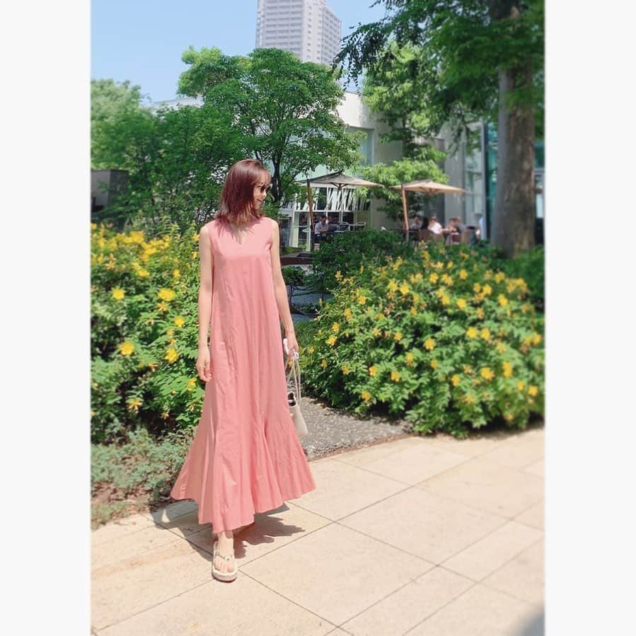 乙黒えりのインスタグラム：「子供なしの久しぶりの夫婦時間〜🍹 スタバテラスでちょっとお茶して お迎えへ。 気温もちょうど良く束の間のリフレッシュだわ🏝 さぁ今週は美容院に行くぞ‼️ 髪がパサパサやわ〜 コロナ自粛で育児家事3ヶ月連勤で、産後直後のママ気分😅  とりあえず美容院だけいきたい！  #マリハ#ワンピース#夏の月影ドレス#スタッズサンダル#夏ファッション#ママコーデ」