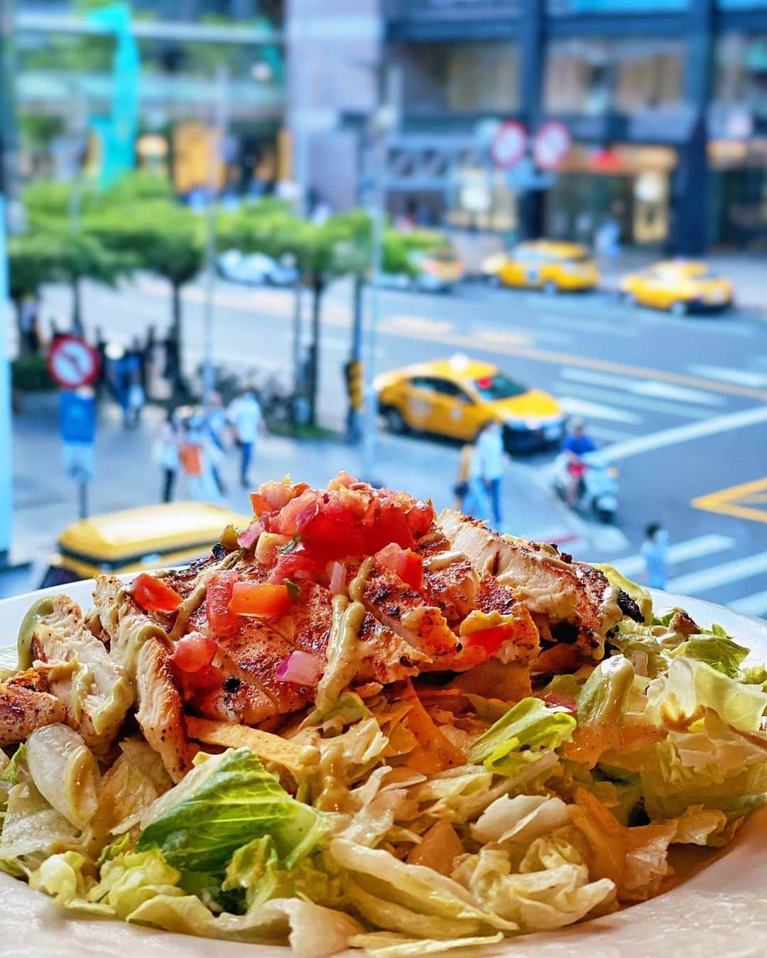 ソヨンのインスタグラム：「寝る時間が遅くても﻿ 毎日同じ時間に起きるようにして﻿ 生野菜を沢山食べるようになってから﻿ 体が元気になりました😃💕﻿ ﻿ 簡単な事ですが中々出来てなかったことです...😂﻿ ﻿ 早くコロナが収束して色んな所に行きたいなぁ🥺💖✨﻿ ﻿ ﻿ ﻿ ﻿ ﻿ ﻿ ﻿ ﻿ ﻿ ﻿ ﻿ ﻿ ﻿ ﻿ ﻿ #style #love #instagood #cafe #photography #fashionblogger #photooftheday #beautiful #beauty #fashionista #instafashion #art #instagram #cute #picoftheday #happy #salad #organic #girl # #lifestyle #healthy #soyoun」