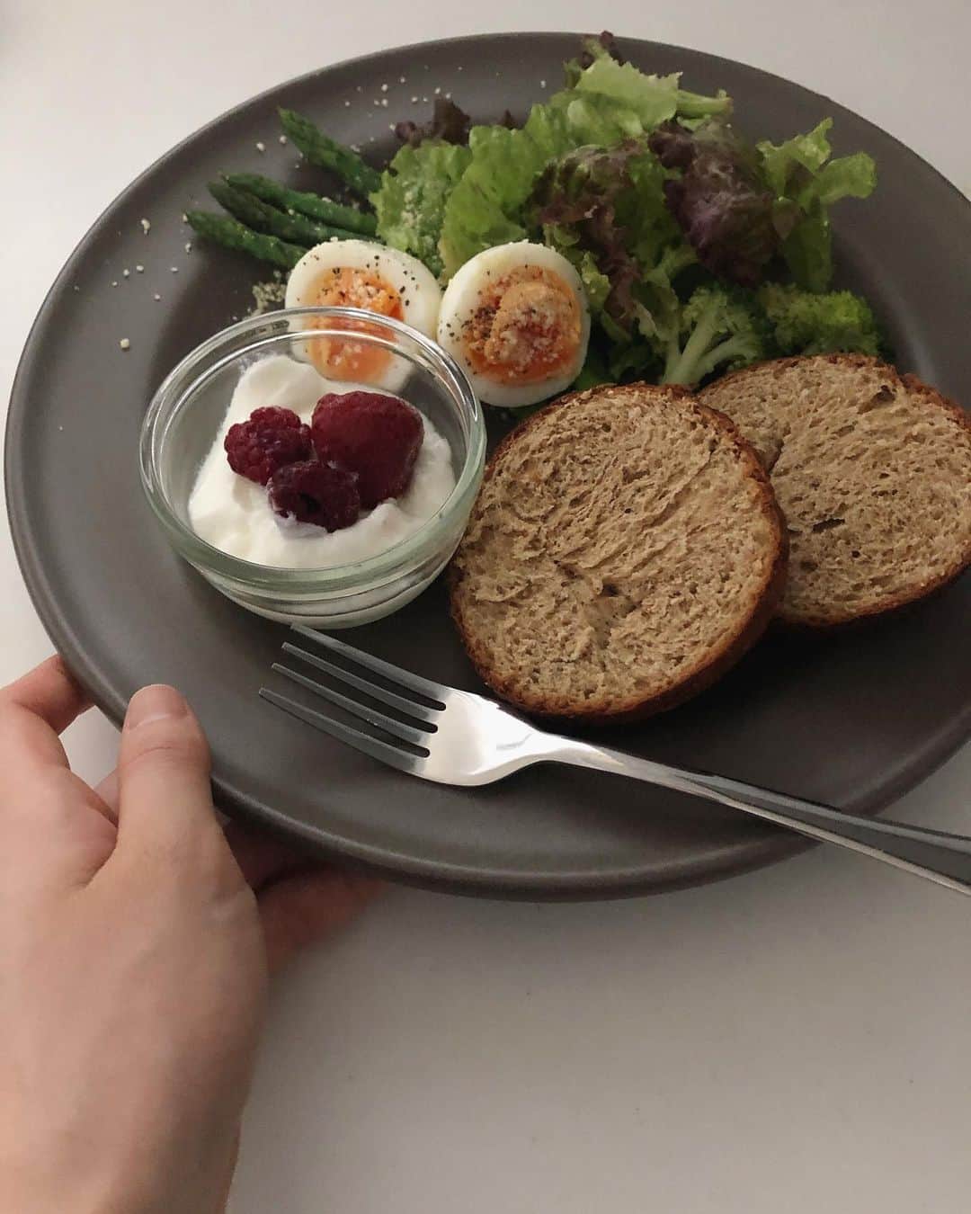 _shioriogawa_のインスタグラム：「BASE BREADで栄養満点朝ごパン 頂き物の手作りジャムとも完璧の相性🥯🍓🥣 ㅤㅤㅤㅤㅤㅤㅤㅤㅤㅤㅤㅤㅤ ㅤㅤㅤㅤㅤㅤㅤㅤㅤㅤㅤㅤㅤ ㅤㅤㅤㅤㅤㅤㅤㅤㅤㅤㅤㅤㅤ #朝ごパン #朝ごパンプレート  #おうちごはん #おうちカフェ  #完全栄養食 #食生活 #食生活改善 #basefood #ベースフード」
