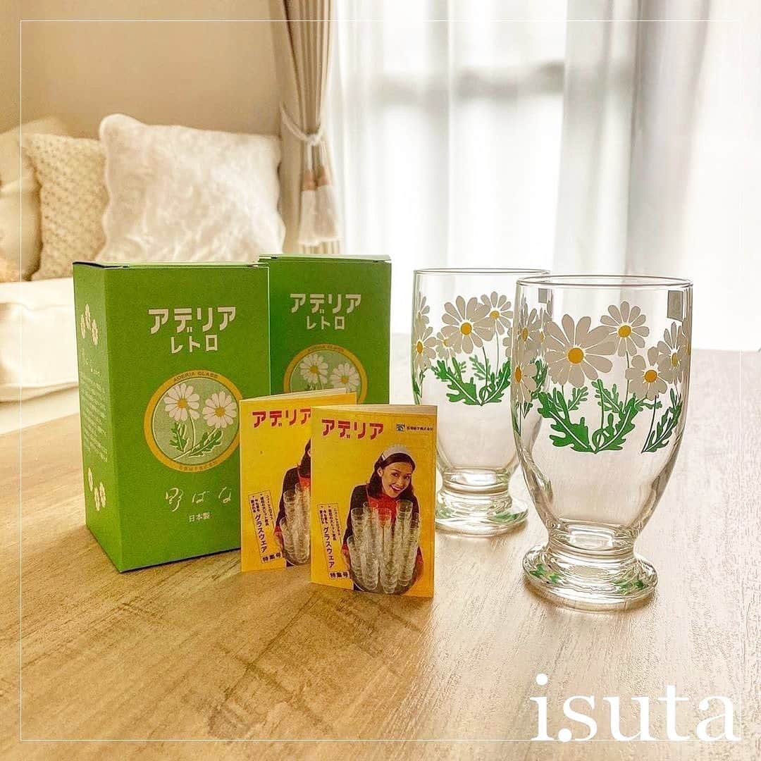 のインスタグラム：「昭和レトロ好きにはたまらない♡﻿ 思わず全種類そろえたくなるかわいさのプリントグラス！﻿ ﻿ ﻿ レトロ好きの間で話題の「アデリアレトロ」のプリントグラス。﻿ ﻿ ﻿ かつて昭和の家庭で親しまれたアデリアのグラスが、リメイクされて登場！﻿ ﻿ ﻿ レトロ感を残しつつ、今のライフスタイルでも使いやすいデザインがレトロ好きの間で人気なのだそう♪﻿ ﻿ ﻿ 昭和当時のデザインを元に、細部にまでこだわり抜かれたデザインはとっても魅力的です。﻿ ﻿ ﻿ ぜひ @isuta_jp トップのURLから記事もチェックしてね！﻿ ﻿ ﻿ photo by﻿ @2b.2.1﻿ @_y2s4﻿ @megmicc﻿ @hana_a.u @seo_yuka﻿ ﻿  #isuta #イスタ #isutapic﻿ #アデリアレトロ #アデリアグラス #レトログラス﻿ #レトロ #グラス #昭和レトロ﻿ #aderiaglass #vintage #glass ﻿ #インテリア #インテリア雑貨﻿ #おしゃれさんと繋がりたい﻿ #お洒落さんと繋がりたい」