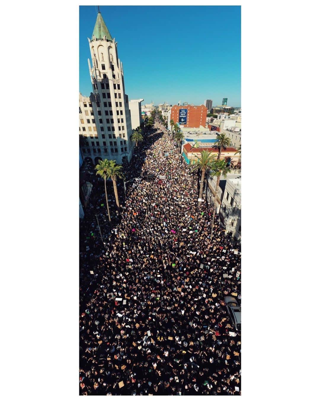 ソフィア・ブッシュさんのインスタグラム写真 - (ソフィア・ブッシュInstagram)「This is what love looks like. Los Angeles 🖤 #BlackLivesMatter @blmlosangeles @bldpwr 📷 @fraudfix • And to all the folks who want get sassy in the comments, or be demeaning, about COVID. We KNOW. Your attitude is why we can’t have nice things, Karen. So let’s break something down. Black people are showing up to protest — which is a constitutional right — and demand accountability for those meant to protect & serve who are killing them, as well as a recognition of dignity. An end to systemic racism (do your homework folks, don’t @ me to explain information you can find easily) which has oppressed communities of color for centuries. Which affects everything from maternal mortality rates, to housing, to children’s wellness, financing of innovation, & more. This is happening in the midst of a pandemic that is statistically more likely to kill them than anyone else. So sit with your “but this doesn’t look safe” accusational privilege for a second & UNDERSTAND that what’s being demanded? It is matter of life & death. And it took the rest of us too long to catch up. Can you imagine having seen your community protesting for over 100 years and just having people who look like me join you? Heavy. Now, let me also remind you that this isn’t a movie theater. This isn’t a restaurant. This isn’t a GD HAIRCUT — which white dudes with semi-autos stormed capitol buildings to demand & managed not to get assaulted, the way many peaceful protestors for BLM were — this about the civil rights of our neighbors. If there was EVER a reason to stay home from non-essential activities so you can show up for the very most essential?? In my opinion this is it. And yes everyone is asked to wear masks. Damn. When you write things like “this seems important, but” you are revealing that the stains which litter our collective history don’t mean much to you, or you haven’t been willing to look at them in a real way. I implore you to do so. • AND! We now have free drive through COVID testing in LA, free to all city + county residents. Everyone I’ve spoken to who has been protesting is getting a test to be sure they’ve been safe + took all precautions necessary.」6月8日 14時29分 - sophiabush