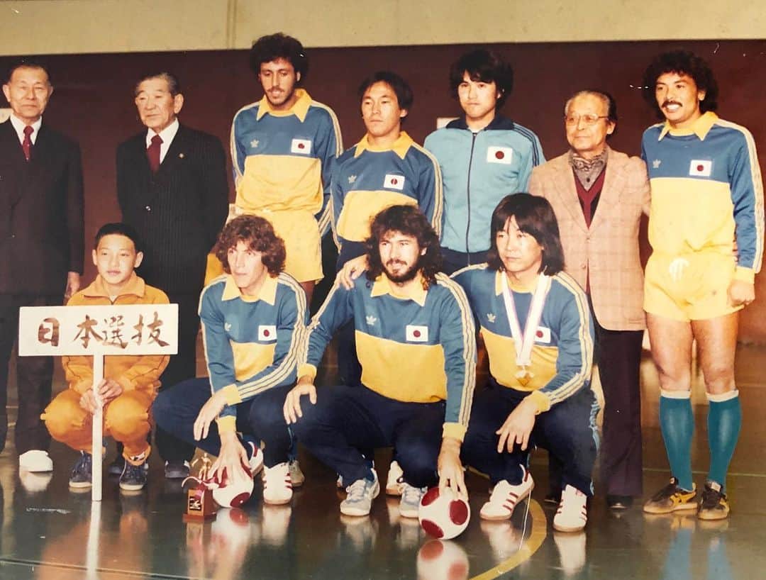 のインスタグラム：「. 来日した頃は、ビーチでサッカーをする人もいませんでしたし、室内でボールを蹴ることは禁止されていました。 . ブラジルでは、サロンフットボール(室内サッカー)というスポーツがあったので、室内でサッカーをすることは普通のこと。 . 日本では北海道・札幌や東京都の十条にサロンフットボールに関心を持つ人がいました。私やセルジオ、ジョージ、マリーニョ、カルロスでチームを作って国際親善試合をしていました。 . 狭いスペースでの技術や戦術は芝生のサッカーとは違った魅力があります。 . 最近では日本サッカーでも当たり前になってきた足の裏を使ったプレイや狭い場所に入り込んで得点する考え方も室内サッカーから影響を受けているものがたくさんあります。 . サロンフットボールはフットサルとしてFIFAの正式競技になってワールドカップも行われています。 . 日本でも盛り上がった時期がありましたが、この数年間は選手も観客も楽しみ方を忘れているように感じます。 . ビーチサッカーもそうですが、フットサルも、いろいろなことを変えていかないといけないですね。 . #ラモス瑠偉　#ramos #ruyramos #カリオカ　#carioca #サッカー　#Futebol #soccer #Football #Futsal #Beachsoccer  #ldh #ldhsports」