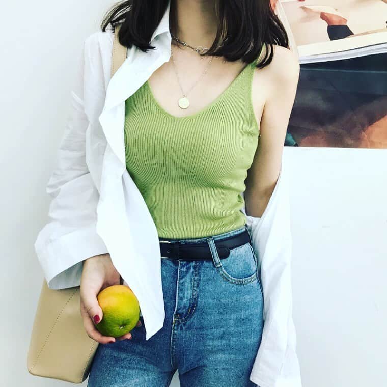 maison de LATIRのインスタグラム：「Vネックに細めの肩紐でヘルシーに。また、少しタイト目なサイズ感で女性らしいシルエットのキャミソールです。 広めに開いたvネックは緩やかなカーブを描き女性らしさをプラス、首元もすっきりとしてデコルテラインをきれいに演出してくれますね。 . お求めはコチラから▼▼ @maison_de_latir #maison_de_latir #https://shop-list.com/women/brand/maison-de-latir/」