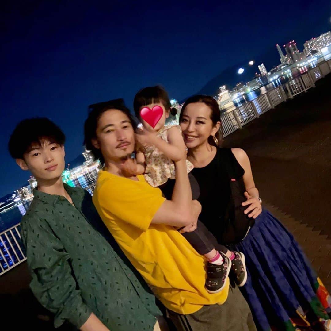PINKYのインスタグラム：「蛍 weekend🎆✨ . 週末、主人のお友達が蛍を見に連れて行ってくれました👨‍👩‍👧‍👦🌟 . 娘は初めての蛍との遭遇に大興奮❣️ 真っ暗闇も怖がらずにテンションMAXでした👧🏻💖 . 私たちのすぐそばにも蛍が寄ってきてくれて、主人のスニーカーにしばらくとまっていました🥰 居心地が良かったのかな👟😁♬ . お兄ちゃんが撮ってくれた写真が綺麗🤳🌟✨ . 私が子供の頃は毎年夏に花火をしながら庭で蛍が見れたものですが、 大人になるに連れてそういう機会も無くなり、今回久しぶりに沢山の蛍を家族で見ることができてとっても嬉しかったです😊🙏❤️✨ . 帰りには素敵な夜景が見れる場所にも連れて行っていただき、主人のお友達に大感謝です🙏🌉✨ ・・・ ・・・ #love #happy #family #mamalife #weekendvibes #parentslife #蛍 #夜景 #神戸 #感謝」