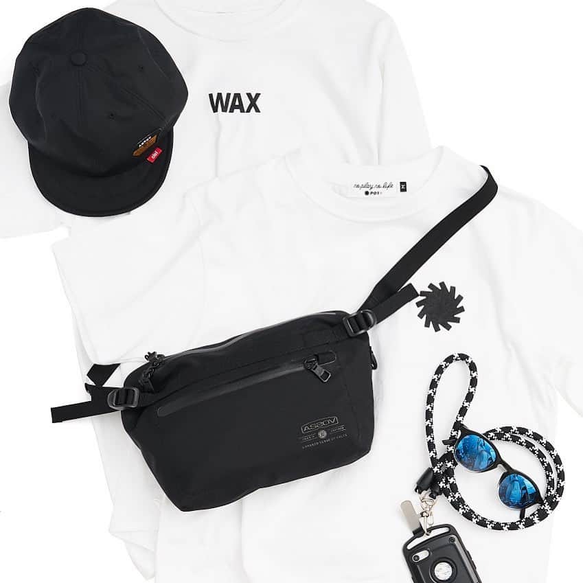 UNBY GENERAL GOODS STOREのインスタグラム：「summer mood！ ワンポイントのシンプルなTシャツや、合わせやすいブラック小物など揃えてお待ちしています。 メッセージTシャツといえば、の我らが @p01_playdesign 。熱い気持ちをいつも気の利いたグラフィックにのせている。P01のメッセージについて聞きたいなあ。 白やら、黒やら、タンカラーやら。UNBYが愛すスタンダードカラーです😘 . . . . #unby #unbygeneralgoodsstore  #as2ov  #yosemitestrap #root_co  #rootco #clef #sunski #サンスキー」