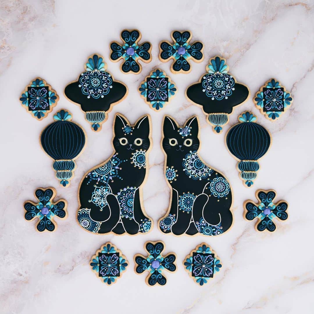 KUNIKAのインスタグラム：「Oriental black cat cookies 🖤﻿ ﻿ #artofkunika #kunicookie」