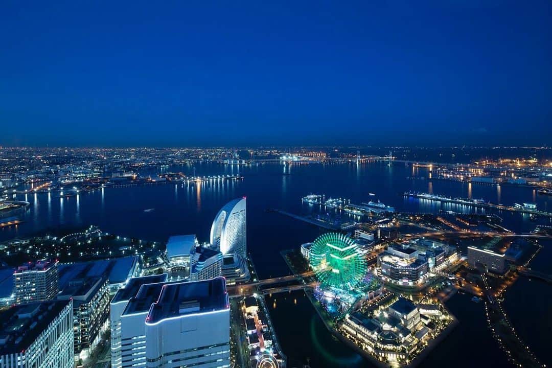 横浜ロイヤルパークホテルのインスタグラム：「最上階スカイラウンジ「シリウス」から眺める横浜の夜景は、言葉にならないほどの美しさ。  記念日やプロポーズなど、大切な人とのお食事にいかがですか💍  #横浜ロイヤルパークホテル #yokohamaroyalparkhotel #横浜 #yokohama #ホテル #hotel #ホテルディナー #記念日ディナー #プロポーズ #プロポーズディナー #絶景レストラン #💍 #💐 #thepreferredlife #royalparkhoteljp」