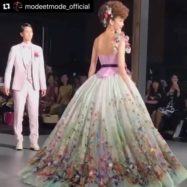 yumikatsuraのインスタグラム：「#Repost @modeetmode_official﻿ ﻿ 四季折々の美しい花は、デザイナー桂由美の大切なインスピレーションの1つ。﻿ ﻿ グランドコレクションで大好評だったドレスは、﻿ 「あつまれ どうぶつの森」のオリジナルマイデザインとしても配布中です♡﻿ ﻿ 是非憧れのYumi Katsuraドレスを一度着てみてくださいね✨﻿ ﻿ 【AK10006】﻿ ﻿ ・・・﻿ 「花」をモチーフにした作品を振り返る #フローラルインスピレーション シリーズ💐﻿ ﻿ 今日は「６月の花嫁」をイメージした #ユミカツラ 2019年グランドコレクションのドレスをご紹介。﻿ ﻿ スイートピーの花を思わせる淡いピンクと、初夏の爽やかさを漂わせたグリーンとのカラーハーモニー♬﻿ ﻿ 軽やかなシルク生地を重ねたボリュームスカートには、色とりどりのペダル（花びら）がクチュール職人たちの手作業で細やかに散りばめられています。﻿ ﻿ 大胆に肩を出したビスチェスタイルに、コサージュのストラップとすみれ色のサテンリボンでアクセントをつけています。﻿ ﻿ #floralinspiration﻿ #yumikatsura﻿ #hautecouture ﻿ #junebride ﻿ #bridaldress ﻿ #bridalhair ﻿ #お色直しドレス ﻿ #ジューンブライド」