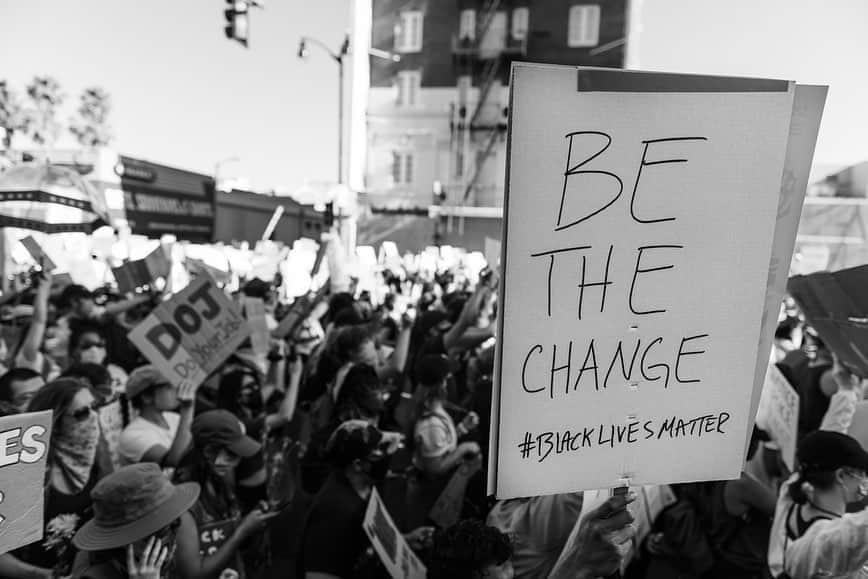 パトリック・J・アダムスのインスタグラム：「Peaceful. Powerful. Protest. #blacklivesmatter」
