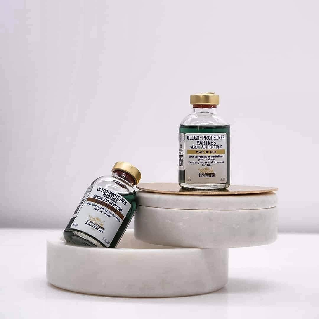 のインスタグラム：「Сыворотка Oligo- Protéines Marines 🍃настоящий концентрат морской энергии!  Рекомендуется для тусклой кожи с недостатком жизненной силы, подверженной стрессу.  Действие: ☘️Насыщает энергией и восстанавливает естественные функции кожи ☘️Обеспечивает однородный цвет лица и придает ему сияние ☘️Стимулирует активность клеток ☘️Осветляет темные круги и мешки под глазами  #BiologiqueRecherche #BuildingBetterSkin #FollowYourSkinInstant #biologiquerechercherussia」