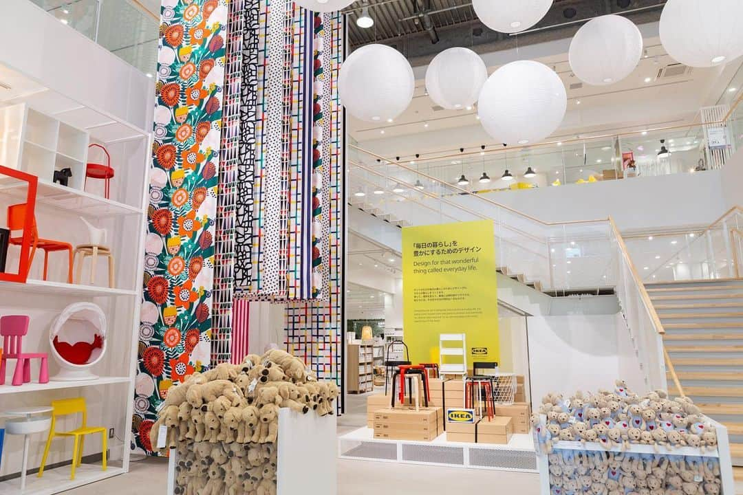 IKEA JAPANさんのインスタグラム写真 - (IKEA JAPANInstagram)「IKEA原宿、本日オープン！  日本で初の都心型店舗、IKEA原宿がオープンしました。  都心型の暮らしに特化したソリューションや、サステナブルな商品を手ごろな価格 でお届けします！ 便利なロケーションでお気軽にお買い物をお楽しみください。  オープンにあたり、IKEA原宿は新型コロナウイルスの感染予防・拡大防止策として、当面の間混雑緩和のため、店頭のチケットシステムにて入場整理券の発行、店内の状況によって、入場制限を行うなど、様々な取り組みを実施します。  また、お客さまにもマスク着用の上ご来店いただく、開店前に店頭に並ぶことは控えていただくなど、ご協力をお願いいたします。  #IKEA #ikeajapan #IKEA原宿 #IKEAHarajuku #イケア #インテリア #原宿」6月8日 14時57分 - ikeajapan