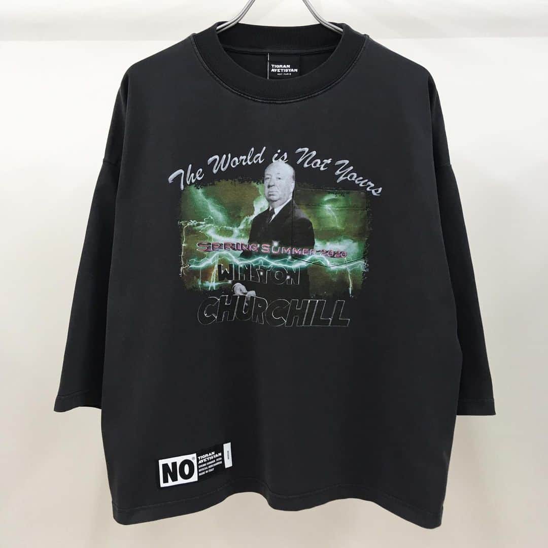 のインスタグラム：「20SS TIGRAN AVETISYAN “Cropped Tee” has arrived at ELIMINATOR. . 今期コレクションのグラフィックはアンチを掲げるTIGRANが見た夢の世界を可視化したものです。個々の解釈は自由であるとデザイナーは謳っておりますので下記についてはELIMINATORが独自解釈したものを参考までに記載させて頂きます。 . “The World Is Not Yours” . 第二次世界大戦中に英国の首相となり、危機的状況にあった戦争を勝利へと導いた功績を称えられているウィストン・チャーチル。ですが実際は国の存亡がかかっている時でも酒を飲み続け、我がままで傲慢な男としても有名だったようです。フロントプリントにある人物はサスペンスな作品で有名な映画監督、アルフレッド・ヒッチコックです。表裏のあるチャーチルはまるでヒッチコックの映画のサスペンスを見ているようであると。そんなチャーチルの自己中心的な行動に対して「世界はあなたのものではないよ」という皮肉を込めた真実をぶつけているのではないかと分析しています。 . #tigranavetisyan #tigran #collaboration #exclusive #art #punk #anti #handmade #eliminator #tokyo #daikanyama #ss20 #ss20collection #20ss #mensfashion #menswear #russia #newcollection #streetfashion #streetstyle #streetwear #street #instastyle #instafashion #uk #limitededition #diy」