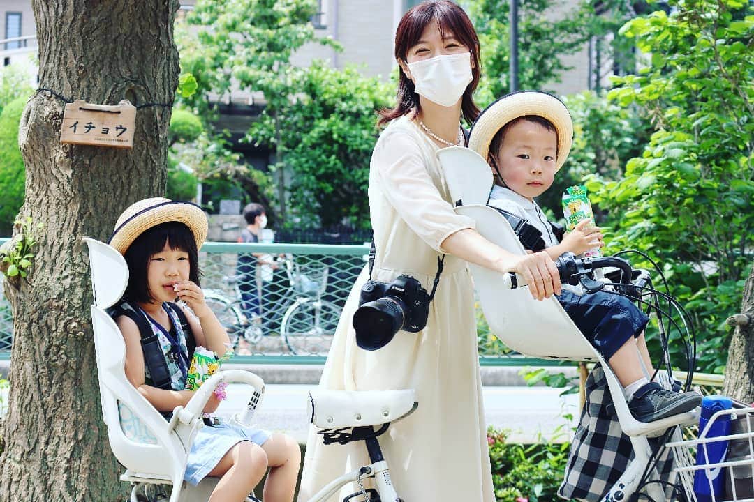 石井寛子のインスタグラム：「年少と年長。の母です。 入園式後に友達に撮ってもらった写真 なかなかのボリュームに、我ながら驚き🚴！ . . 6月いっぱいは 男女でわかれて分散登園。  我が家の場合 姉、弟、姉、弟…と どちらか登園で どちらかはおやすみ。  今日は女児の登園日だったのですが 「ぼくもいくー！！！」と 朝からご不満げ。  早く揃って登園できるようになるといいなぁ☺️」