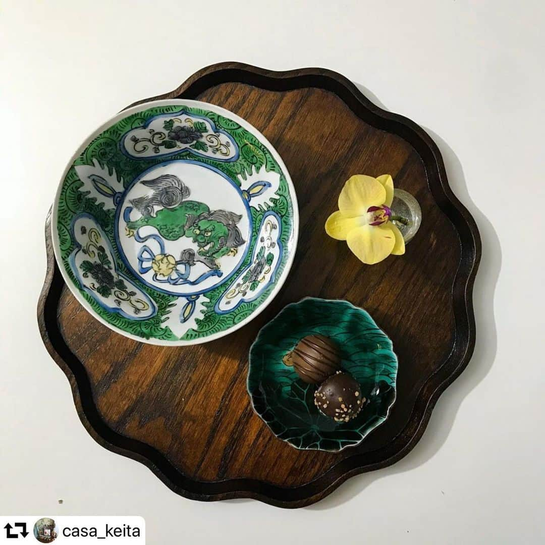 丸山敬太さんのインスタグラム写真 - (丸山敬太Instagram)「#repost @casa_keita ・・・ . 幕末〜明治時代のもの . 中心の"見込み"と言われるところに青手九谷で獅子図。 獅子は古来から守り神として親しまれており 器に使われることも多いです。 . ✔︎九谷青手獅子鉢図 H50/φ150mm ¥13,000＋tax . . ーKEITA MARUYAMA WEB STOREー 🛒https://store-keitamaruyama.com/pc/ CASA KEITAのバナーより特設ページへ… . . . #骨董　#九谷焼 #vintage  #japan #陶器　#磁器  #interior #interiordesign #decor  #interiordecor #染付　#色絵　#骨董のある暮らし　#暮らし　#器好き　#インテリアコーディネート　#クッション #盛り付け　#テーブルコーディネート　#テーブルウェア　#丸山邸　#keitamaruyama」6月8日 15時03分 - keitamaruyama