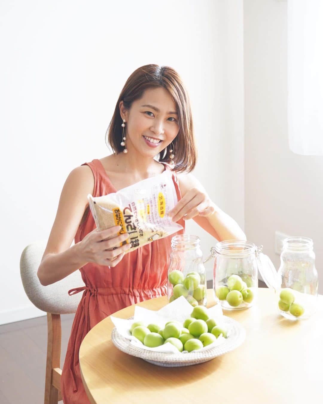 のインスタグラム：「昨日の梅LIVE間違って削除しちゃって IGTVに投稿できないから通常投稿。 . 昨日作った梅シロップは小瓶3つ。 . 顆粒てんさい糖2つと、 氷砂糖のてんさい糖で1つ。 氷砂糖は昨年のが余ってたの。 . 一週間後は梅ジュース飲めるので すごく楽しみ😊 . ↓わたしがてんさい糖にこだわる理由。  てんさい糖は白砂糖と違って 天然のオリゴ糖やミネラルが 含まれているのでお腹に優しいんだよ。 . お通じも新陳代謝もよくなり、 かなりの美肌効果を実際に経験してるので やめられない。  15年前に白砂糖断ちをして 家で使う料理砂糖をすべて てんさい糖に変えたのですが、 3ヶ月でこめかみや顎にあった 小さなつぶつぶニキビが消えました。 それ以降出来たことがないです。 . それに、てんさい糖は 食後血糖値の上昇を示すGI値も 他の砂糖類に比べると低いので 血糖値の上昇がゆるやかと言われてます。  そしてなんといってもてんさいは根菜なので 体を温める効果が期待できるのが良い。 もうよいお年頃なので身体は常に 内から温めていたいのです☺️ . . さて 今年は梅酒どうしようかな… 作ってもそこまで飲まないし。 でも作るのは楽しい。 . 2年もの5年ものがまだ大瓶4つあるの😅 5年前の梅酒は母がなくなる前日に 一緒に作ったものなので 思い出深くてちょっとずつしか 飲めないでいます。 . とりあえず、今日は実山椒の 下ごしらえしよう。 ちりめん山椒が美味しいんだよなぁ🤩 . . #梅シロップ  #梅シロップ作り #梅ジュース #てんさい糖 #美肌効果」