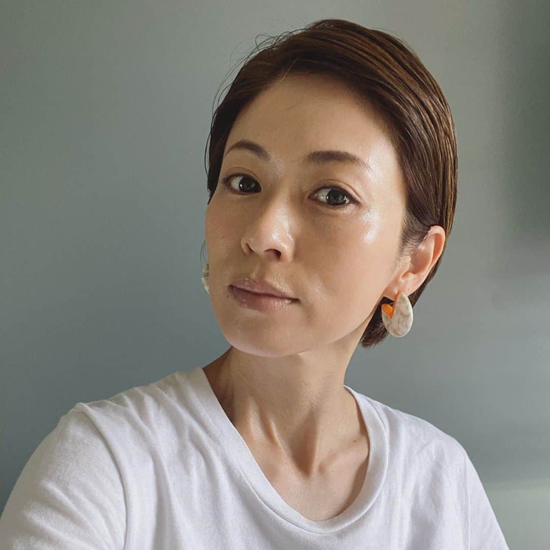畑野ひろ子のインスタグラム：「暑くなってきたので、ワックスで前髪をすっきり。 ワックスは、ジョヴァンニやプロダクトがお気に入りです。  今日は、3枚目写真＝1番左の赤い蓋のジョヴァンニが固めでウェットに仕上がるのでそちらを使いました。  #hairstyle #hairarrange #ショートヘア」