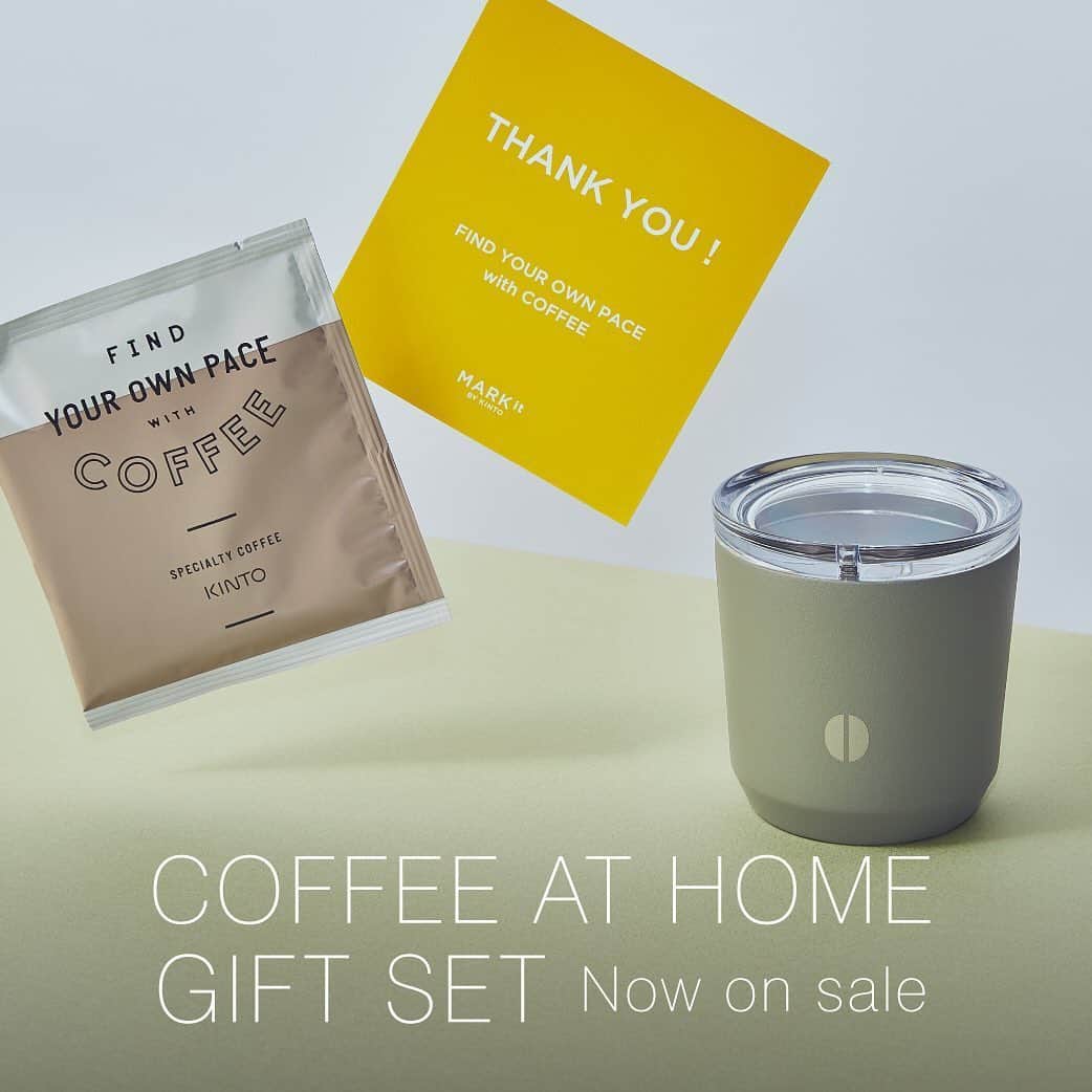 のインスタグラム：「[Special: COFFEE AT HOME GIFT SET now on sale]⁠⠀ コーヒーとタンブラーでありがとうを贈る「COFFEE AT HOME GIFT SET」の販売をスタート。TO GO TUMBLER 240mlサイズに、名前やイニシャル、記念日、メッセージ、イラストなどを、MARK IT BY KINTOからお好みのデザインを選んで刻印できます。さらに、Single O Japan（@single_ojapan）のローストした豆を使ったドリップバッグ付き。贈る方のパーソナリティーに合わせた、スペシャルなギフトをお届けいたします。⁠⠀ ⁠⠀ セット内容：⁠⠀ ・TO GO TUMBLER 240ml （刻印あり）x1個 ⁠⠀ ・［限定特典］ドリップバッグ x 5個⁠⠀ *THANK YOU メッセージカード付⁠⠀ ⁠⠀ 販売価格：タンブラー商品代（3,080円） + 加工代（550円〜）⁠⠀ 加工代：イニシャル印字 550円、イラスト・テキスト印字 660円⁠⠀ 送料：全国一律550円。5,500円以上で送料無料。⁠⠀ （詳しくはLinkin.bioをクリック @kintojapan）⁠⠀ ---⁠⠀ Send thanks to your special someone with the "COFFEE AT HOME GIFT SET" that is now on sale. The set includes TO GO TUMBLER 240ml with laser printing and KINTO DRIP BAG using coffee beans from Single O Japan (@single_ojapan). ⁠⠀ ⁠⠀ Set includes:⁠⠀ TO GO TUMBLER 240ml (x1) with laser printing⁠⠀ [Special gift] Drip bag (x5) ⁠⠀ *Comes with THANK YOU message card⁠⠀ ⁠⠀ Price: TO GO TUMBLER 240ml (3,080 yen) + Printing fee (550 yen~)⁠⠀ Printing fee: Initial letters 550 yen, Illustrations and texts 660 yen⁠⠀ Shipping fee: Flat rate 550 yen. Free shipping over 5,500 yen. ⁠⠀ (see linkin.bio @kintojapan)⁠⠀ .⁠⠀ .⁠⠀ .⁠⠀ #kinto #キントー #singleojapan #coffeeroaster #specialtycoffee #tumbler #mybottle #zerowaste #mytumbler #waterbottle #simplelife #fathersday #fathersdaygift #giftidea #lifestyle #ecolife #コーヒー #ドリップコーヒー #タンブラー #マイボトル  #水筒 #ライフスタイル #シンプルデザイン #インテリア #暮らしの道具 #暮らしを楽しむ #シンプルな暮らし #丁寧な暮らし #父の日 #父の日ギフト」