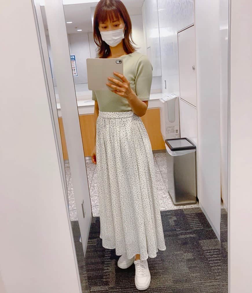 佐藤千晶のインスタグラム：「バイラブログ更新！ 今回は大活躍のGUのTシャツについて。 サイトみたら値下げで590円でした！ 色違いでもう一枚買おうかな…？ プロフィールからブログにとべます😊  #バイラ #バイラーズ #BAILA #ファッション #プチプラ #プチプラコーデ  #GU #プラステ #コールハーン」