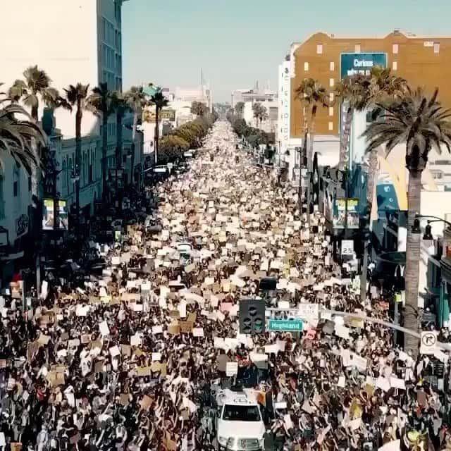 のインスタグラム：「Good night LA . 20 000 people who believe there is no going back to the world we had before a virus hit us and kept us home to think and rebel.. I love u insane city of dreamers and idealists and materialistic kids.. see u in the morning be kind to us.. #protests #blacklivesmatter #losangeles #cityofangels city of #dreams #passion #stories that change the world one #revolution at a time..」