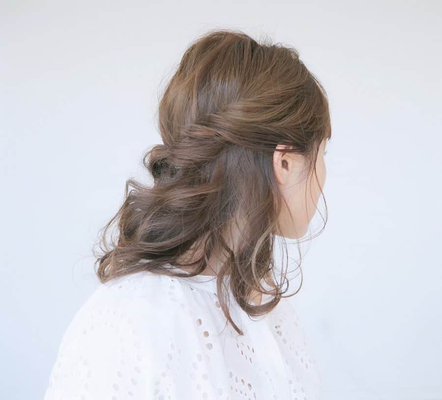 田中亜希子さんのインスタグラム写真 - (田中亜希子Instagram)「ハーフアップ。 普段〜お仕事、学校にと幅広く使えるヘアアレンジのひとつです。 ちょっとした外出や おうち時間の中でも、ヘアアレンジをして一日過ごすと気分も少しだけ明るく華やかになりますよね＾＾ この巻き髪で作ったヘアアレンジは、巻き髪キープが重要です。 髪が柔らかそうに見えるのに、実はしっかりキープされていることが理想的。  ポイントはスプレイの使い方。  巻き髪全体には内側から吹きかけ表面につく量を減らし、見た目の柔らかさを損ねず、後れ毛には手にスプレイをとり、キープしたいカーブの部分や毛先にだけ馴染ませます。  @vo5_japanは髪をケアする５種類のvital oil配合。 ヘアスタイルを自然に1日キープしてくれます。 使用したのは125ｇ缶。持ちやすくて使いやすかったです＾＾ #vo5 #朝の完成形つづく #簡単スタイリング #pr #ヘアアレンジ #ヘアスプレー #ヘアスタイル #まとめがみ #簡単ヘアアレンジ #hairarrange #大人ヘア　#ハーフアップ#梅雨」6月8日 15時22分 - akiico