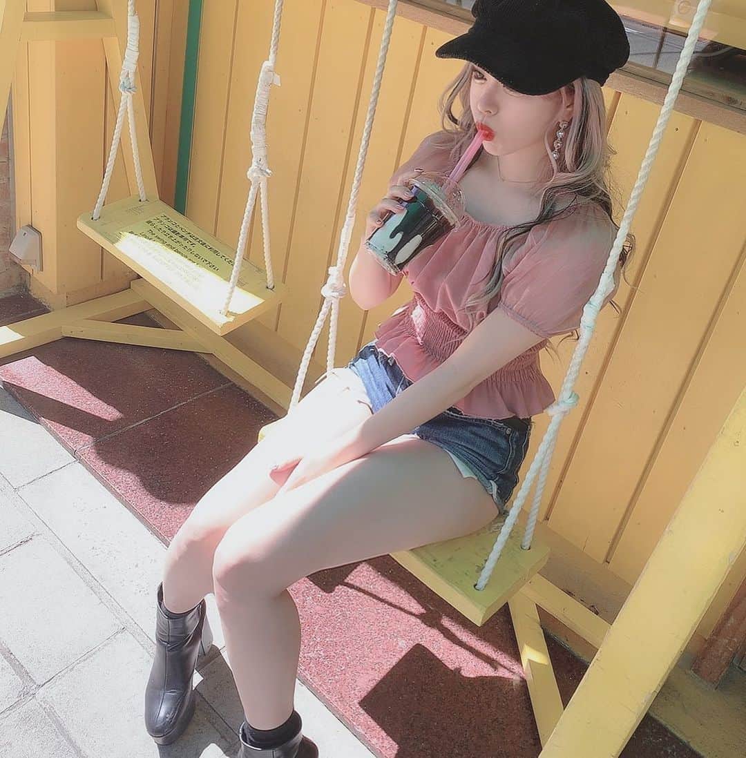 あんじゅのインスタグラム：「♡ ． 本日から11日までなんとLINEクーポン出ております🤝🤍🤍 お得に遊びに来てね| ˙꒳​˙)✌🏻 ． ．  #Burlesque #バーレスク #バーレスク東京 #大阪 #バーレスク大阪 #北新地 #ミナミ #キャバクラ #ホスト #歌舞伎町 #ダンサー #Japanesegirl #自発ください  #ロリ顔 #グラビア  #ガンメッシュ #ギャル #加工厨 #量産型 #太もも #むちむち #低身長女子 #雰囲気詐欺 #雰囲気好きな人いいね #自撮り界隈  #1mmでもいいなと思ったらいいね #被写体  #インスタ映え #大阪カフェ #カフェ巡り」