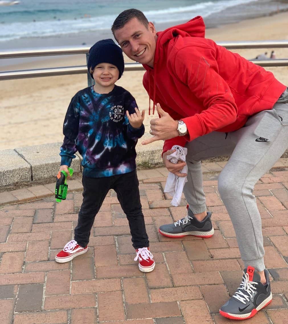 ミッチェル・デュークのインスタグラム：「🤘🏼💙🤙🏼」