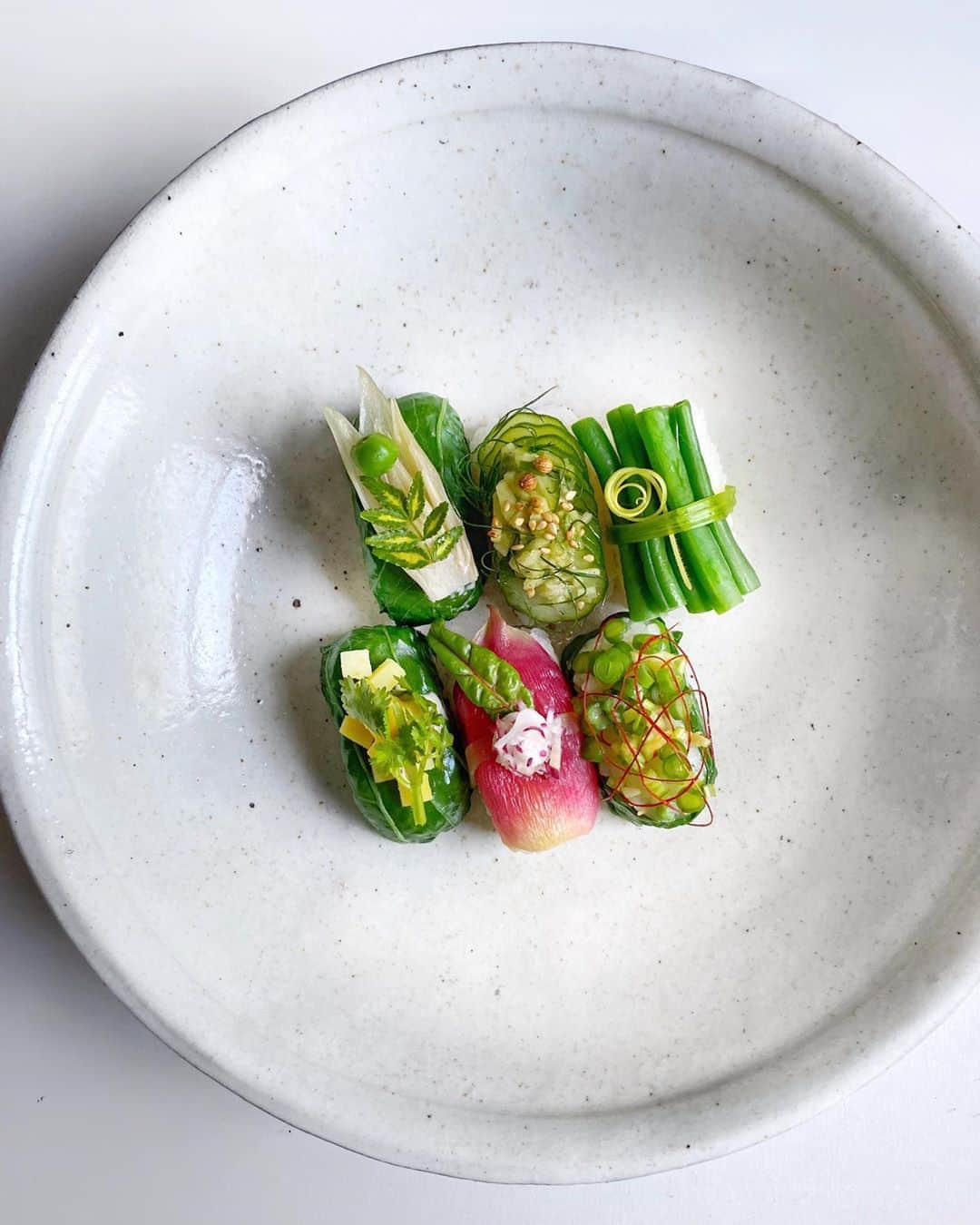 Chinamiさんのインスタグラム写真 - (ChinamiInstagram)「Vegetable salad sushi🥢 #japanesefood #vegetables #sushi 野菜の新芽が溢れ出すこの時季ならではの サラダ寿司はいかがでしょう〜☺️🥬 . #すし #野菜寿司 #ちなみ寿司」6月8日 15時32分 - chinamiphoto