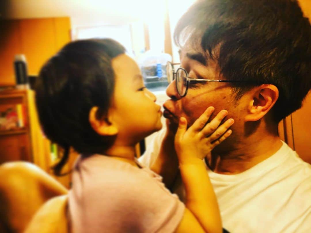 のインスタグラム：「パパデレデレ💕  #3歳児 #志らく #パパ大好き娘」