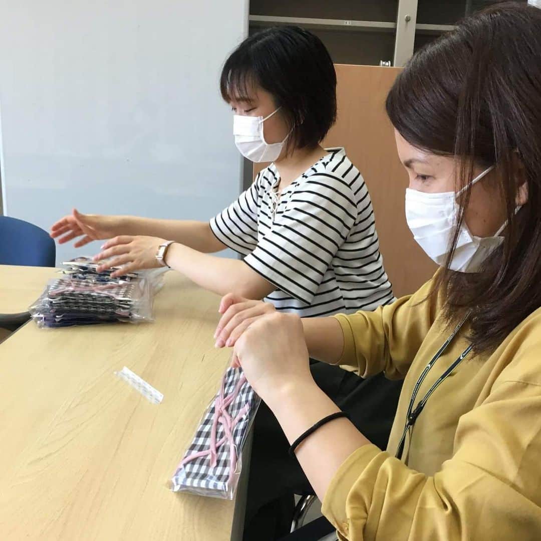 Kumamoto COC+さんのインスタグラム写真 - (Kumamoto COC+Instagram)「マスク製作のボランティア  コロナによる様々な自粛が続く中、皆さんいかがお過ごしでしょうか。 熊本大学の学生たちも、地域活動の自粛が続いています。そんな中、学生たちの中でマスクを製作する活動が始まっています。なかなか手に入らないゴムは、着なくなったTシャツを代用して。手に入ったガーゼだけではなく、学生や教職員宅に眠っていた布やさらしもマスクに変わっていきます。6月5日(金)には、それぞれの学生たちが自宅で手縫いしたマスクにゴムを通したり袋に詰めたり。出来上がった55個のマスクは、マスク製作・提供ボランティアを募集している熊本市市民活動支援センター「あいぽーと」様へ。市内の施設やNPO等にお届けされるようです。地域に出られないときは、出られないなりの活動を。自宅にいてできるボランティア、まだまだありそうです。 #外出自粛 #おうち時間 #マスク作り #ボランティア」6月8日 15時40分 - kumadaikido