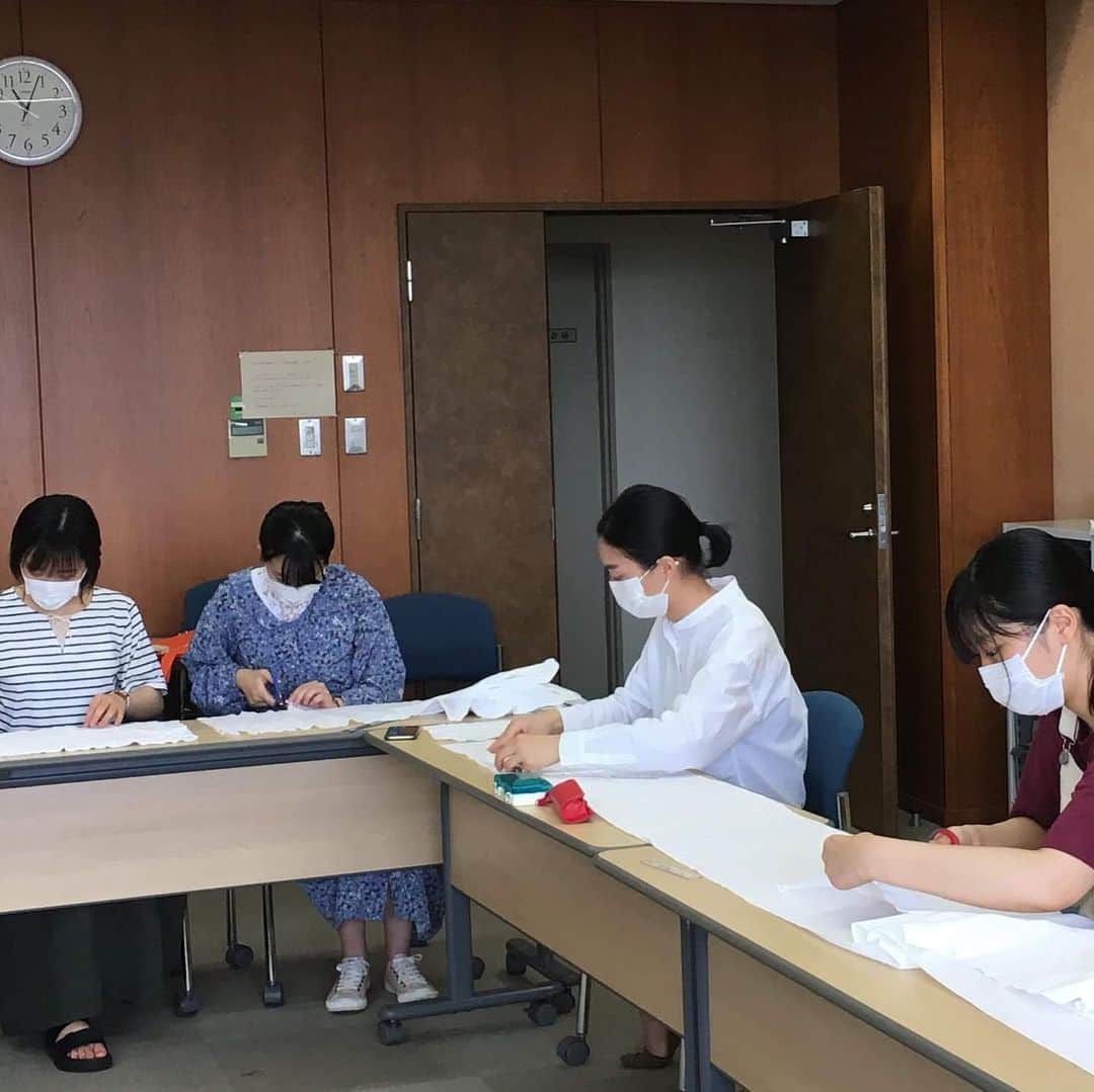 Kumamoto COC+のインスタグラム：「マスク製作のボランティア  コロナによる様々な自粛が続く中、皆さんいかがお過ごしでしょうか。 熊本大学の学生たちも、地域活動の自粛が続いています。そんな中、学生たちの中でマスクを製作する活動が始まっています。なかなか手に入らないゴムは、着なくなったTシャツを代用して。手に入ったガーゼだけではなく、学生や教職員宅に眠っていた布やさらしもマスクに変わっていきます。6月5日(金)には、それぞれの学生たちが自宅で手縫いしたマスクにゴムを通したり袋に詰めたり。出来上がった55個のマスクは、マスク製作・提供ボランティアを募集している熊本市市民活動支援センター「あいぽーと」様へ。市内の施設やNPO等にお届けされるようです。地域に出られないときは、出られないなりの活動を。自宅にいてできるボランティア、まだまだありそうです。 #外出自粛 #おうち時間 #マスク作り #ボランティア」