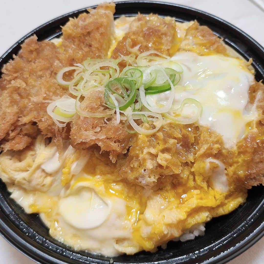 りんごちゃんさんのインスタグラム写真 - (りんごちゃんInstagram)「KATSUDON  #お仕事の現場で #見て以来  #どぉーーーしても #食べたくなって  #出前しちゃっティン♡  #カツ丼 #katsudon #かつどん」6月8日 15時44分 - ringochan_0626