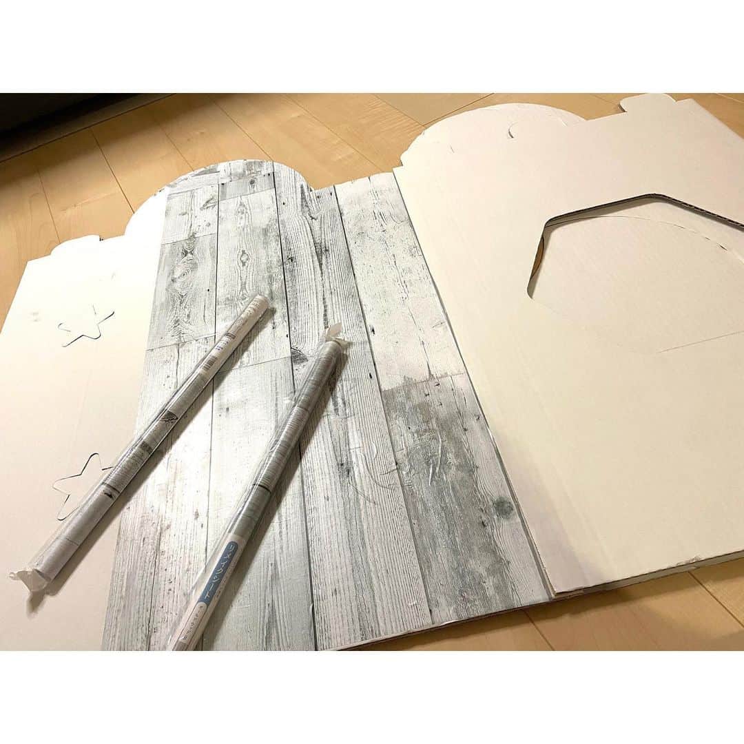 望月みささんのインスタグラム写真 - (望月みさInstagram)「友達がコロナで自粛生活を頑張る子供達のために落書きなど自由にできる真っ白な可愛い段ボールハウスを設計から、わずか数日で量産して、色んな施設に寄付したり近所や友達たちに提供してくれて…﻿ ﻿ そんな素敵な想いがたくさん詰まった段ボールハウスを我が家流にアレンジ‼️﻿ ﻿ まずは少しでも長持ちするように私がリメイクシートを貼って、屋根を子供達に絵の具で素敵に仕上げてもらいました💓﻿ そして完成ーーーヾ(*´∀｀*)ﾉ﻿ ﻿ とっても可愛いおうちができました⭐️﻿ なのりのサイズなら4人まで入れちゃう素敵な段ボールハウス‼️﻿ お家ごっこが大好きな我が家で大活躍だ😍﻿ ﻿ #段ボールハウス　#おうちごっこ　#おうち遊び　#コロナ #感謝しかない　#🏠」6月8日 15時47分 - mochizuki.misa