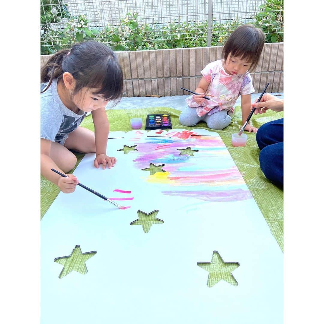 望月みささんのインスタグラム写真 - (望月みさInstagram)「友達がコロナで自粛生活を頑張る子供達のために落書きなど自由にできる真っ白な可愛い段ボールハウスを設計から、わずか数日で量産して、色んな施設に寄付したり近所や友達たちに提供してくれて…﻿ ﻿ そんな素敵な想いがたくさん詰まった段ボールハウスを我が家流にアレンジ‼️﻿ ﻿ まずは少しでも長持ちするように私がリメイクシートを貼って、屋根を子供達に絵の具で素敵に仕上げてもらいました💓﻿ そして完成ーーーヾ(*´∀｀*)ﾉ﻿ ﻿ とっても可愛いおうちができました⭐️﻿ なのりのサイズなら4人まで入れちゃう素敵な段ボールハウス‼️﻿ お家ごっこが大好きな我が家で大活躍だ😍﻿ ﻿ #段ボールハウス　#おうちごっこ　#おうち遊び　#コロナ #感謝しかない　#🏠」6月8日 15時47分 - mochizuki.misa