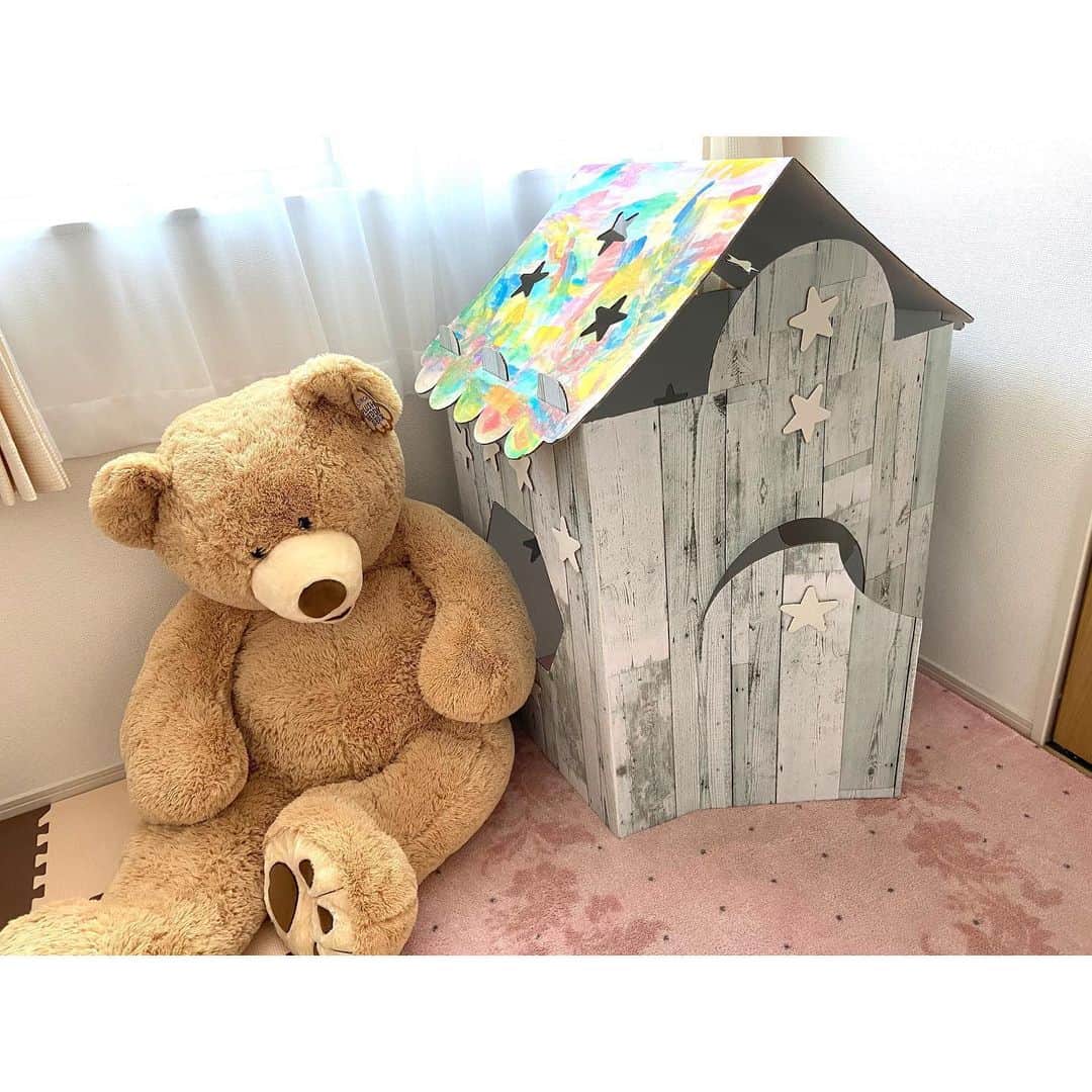 望月みささんのインスタグラム写真 - (望月みさInstagram)「友達がコロナで自粛生活を頑張る子供達のために落書きなど自由にできる真っ白な可愛い段ボールハウスを設計から、わずか数日で量産して、色んな施設に寄付したり近所や友達たちに提供してくれて…﻿ ﻿ そんな素敵な想いがたくさん詰まった段ボールハウスを我が家流にアレンジ‼️﻿ ﻿ まずは少しでも長持ちするように私がリメイクシートを貼って、屋根を子供達に絵の具で素敵に仕上げてもらいました💓﻿ そして完成ーーーヾ(*´∀｀*)ﾉ﻿ ﻿ とっても可愛いおうちができました⭐️﻿ なのりのサイズなら4人まで入れちゃう素敵な段ボールハウス‼️﻿ お家ごっこが大好きな我が家で大活躍だ😍﻿ ﻿ #段ボールハウス　#おうちごっこ　#おうち遊び　#コロナ #感謝しかない　#🏠」6月8日 15時47分 - mochizuki.misa