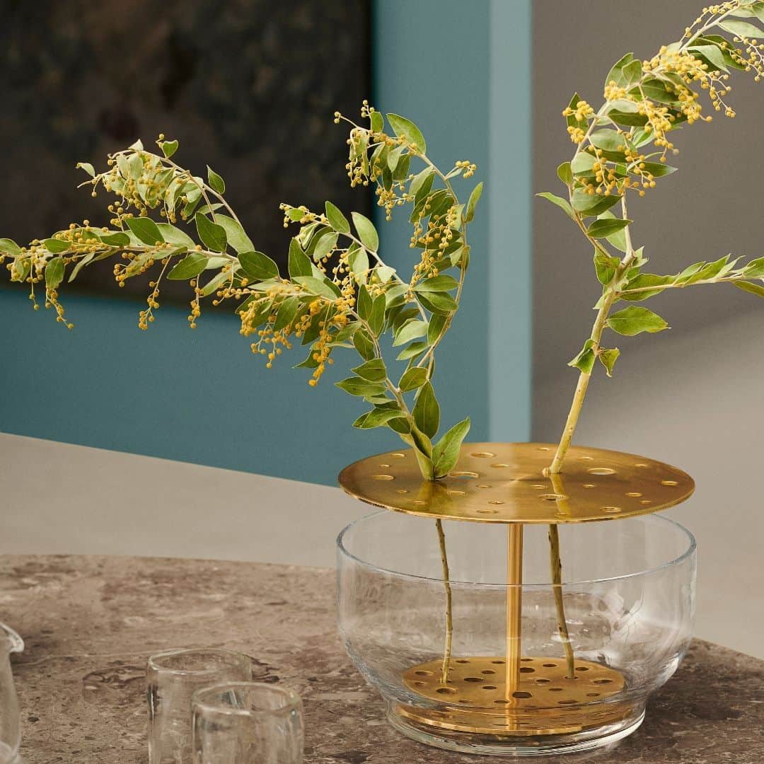 フリッツハンセンさんのインスタグラム写真 - (フリッツハンセンInstagram)「Bring the outdoors indoors. Ikebana is the Japanese art of arranging flowers and celebrating every part of the flower. This skill and meditation is the namesake of our Ikebana vase, designed by Jaime Hayon.  Explore more via link in bio  #fritzhansen #ikebana #ikebanavase #jaimehayon #accessoriesbyfritzhansen #livingroom #livingroomdecor #프리츠한센 #フリッツハンセン」6月8日 16時00分 - fritzhansen