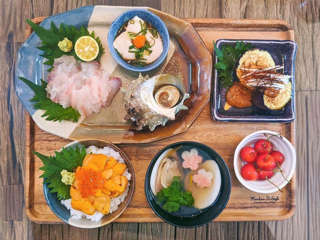 ソンイのインスタグラム：「お取り寄せした食材のおかげでめちゃ豪華な献立だった土日のお家ご飯🤤🍣🦪🍆﻿ 豊洲の極み @toyosu_no_kiwami さんから新鮮な海鮮と野菜の詰め合わせセットをお取り寄せして、届いたその日の新鮮なうちに🤤❤️﻿ ﻿ 1枚目の献立は詰め合わせに入っていた﻿ 【ウニ・イサキ・白子・サザエ・蛤・赤ナス・わさび・さくらんぼ】使って、﻿ 🍚生ウニ丼﻿ 🐟イサキのお刺身と白子ポン酢﻿ 🦪サザエのつぼ焼き﻿ 🍆赤ナスのステーキ(田楽味噌ソース)﻿ 🍲蛤のお吸い物﻿ 🍒さくらんぼ﻿ ﻿ 2枚目の献立は﻿ 【ホワイトアスパラ・残ったイサキの半身・赤ナス】を使って﻿ 🐟イサキのムニエル(レモンバターソース)﻿ 🍆野菜のソテー﻿ (ホワイトアスパラ・赤ナス・プチトマト)﻿ をランチに食べました🤤﻿ ﻿ 海鮮が美味しいのはもちろんだけど、赤ナスがとろとろで最高だった🥺🍆❤️﻿ まだカマス・シラウオ・とうもろこしなどなど食材あるから食べるの楽しみ🥰﻿ #ソンイ飯 #お取り寄せ食材」