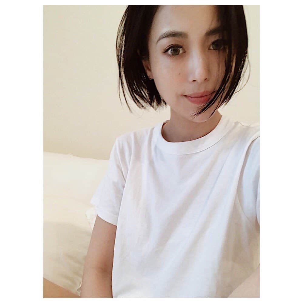 RisaWisteriaのインスタグラム：「先週 @aclinic_yokohama で噂のAスレッドをしてきたよ✨はじめての本格的なリフト施術だったけど、やっぱり効果の見え方が凄いね😵💗 2枚目のビフォーアフターでわかると思うんだけど、気になってたマリオネットライン(口から顎に繋がるラインね！)がほとんど分からなくなったよ✨✨法令線の影も薄くなったし顔もシュッとしました❤️先生のオススメで顎のヒアルロン酸も初挑戦🤗輪郭が整った上に顎が出たから本当に顔がシュッとした✨✨ これは病みつきになりそうだ😅笑 とーっても綺麗なサロンで優しいスタッフの方とイケメン先生( @dr.komatsu_rui )がコロナ対策もバッチリしながらカウンセリングしてくれるし不安なく施術に挑めたよ😏✌️ これは流行っているの納得だ❤️ スタッフの皆さん、先生、ありがとうございました😊  #aclinic#aclinic横浜#aスレッド#美容外科#顎ヒアルロン酸#小顔aスレッド#小松塁#リフトアップ#アンチエイジング#美容クリニック#ヒアルロン酸#小顔#美容」