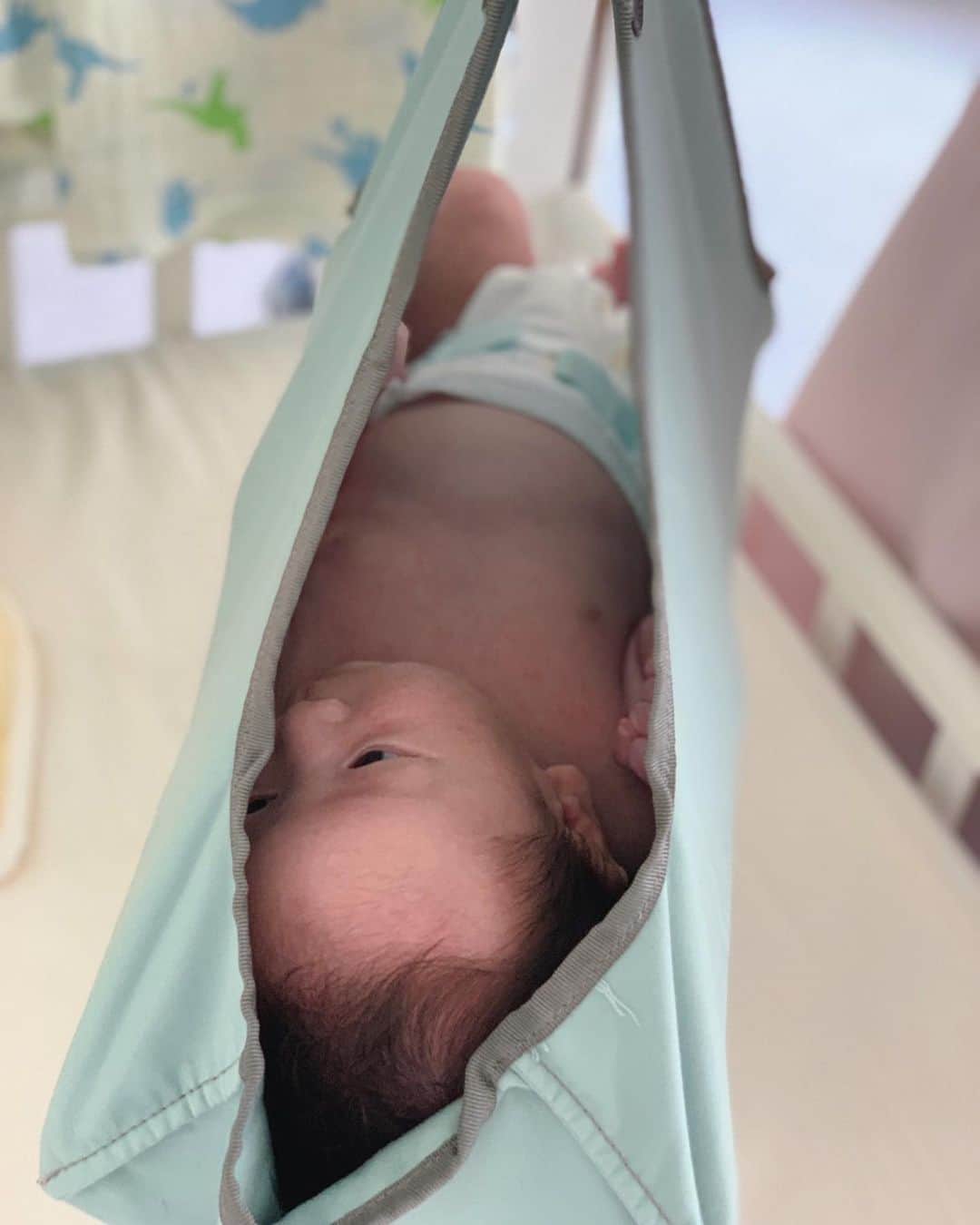 楊原京子さんのインスタグラム写真 - (楊原京子Instagram)「助産師さんが、その後の体調や体重チェックをしてくれました。  赤ちゃんの体重測るのって、 こんな感じなんですね。w 順調に体重も増えてくれてて一安心。 助産師さん...非常に心強い!!! ・ ・ #新米母　#生後1ヶ月」6月8日 16時15分 - kyoko.yanagihara