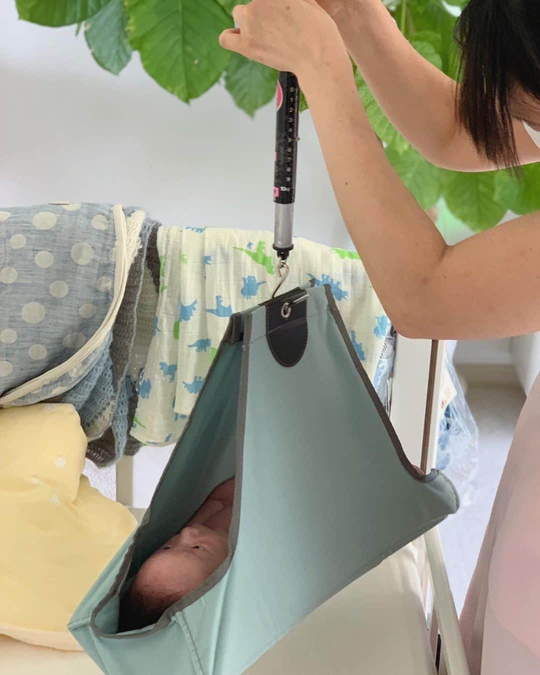 楊原京子さんのインスタグラム写真 - (楊原京子Instagram)「助産師さんが、その後の体調や体重チェックをしてくれました。  赤ちゃんの体重測るのって、 こんな感じなんですね。w 順調に体重も増えてくれてて一安心。 助産師さん...非常に心強い!!! ・ ・ #新米母　#生後1ヶ月」6月8日 16時15分 - kyoko.yanagihara