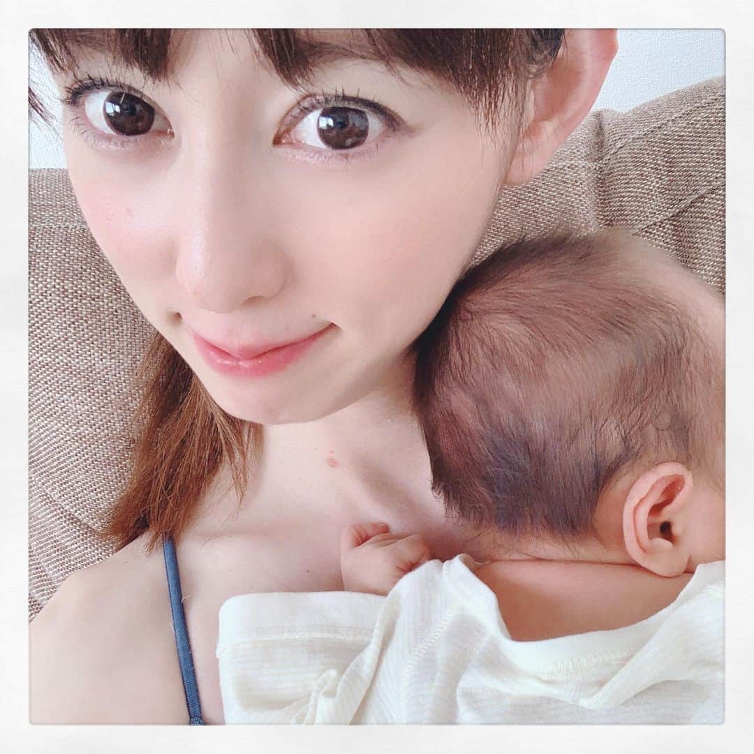 秋山莉奈のインスタグラム：「沐浴後の一眠り♡ わたしも眠い。。 けど、 何もかもが愛おしい♡♡ #新生児#２人育児 #秋山莉奈#❤️」