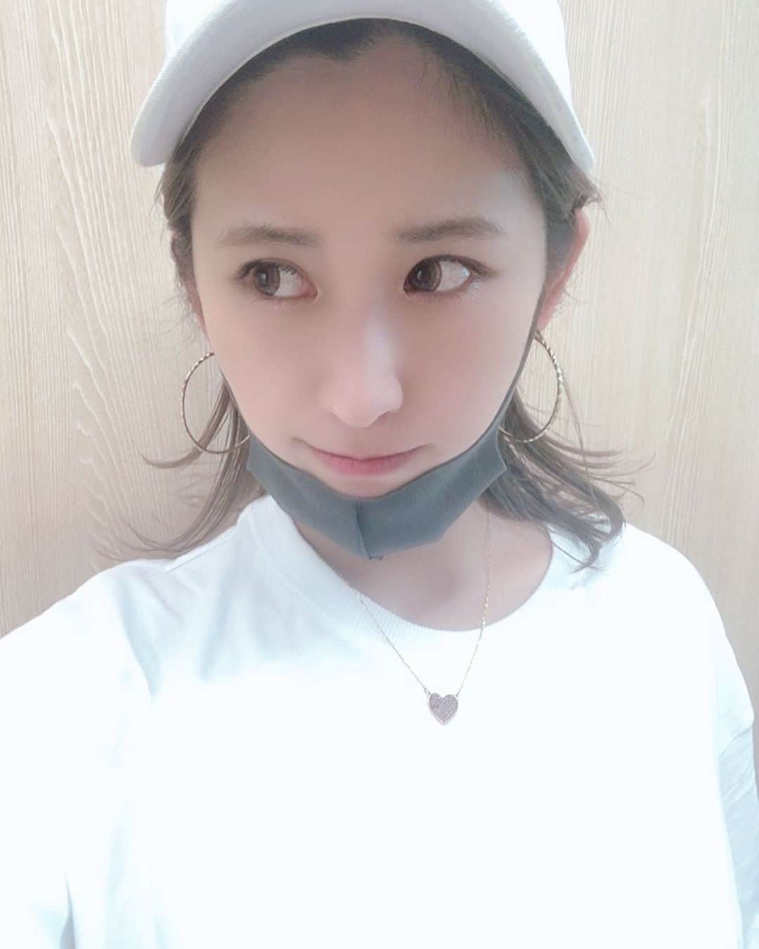 有馬綾香のインスタグラム：「キャップをかぶると 髪の毛跳ねがち。 どう処理すれば良いのだ。」