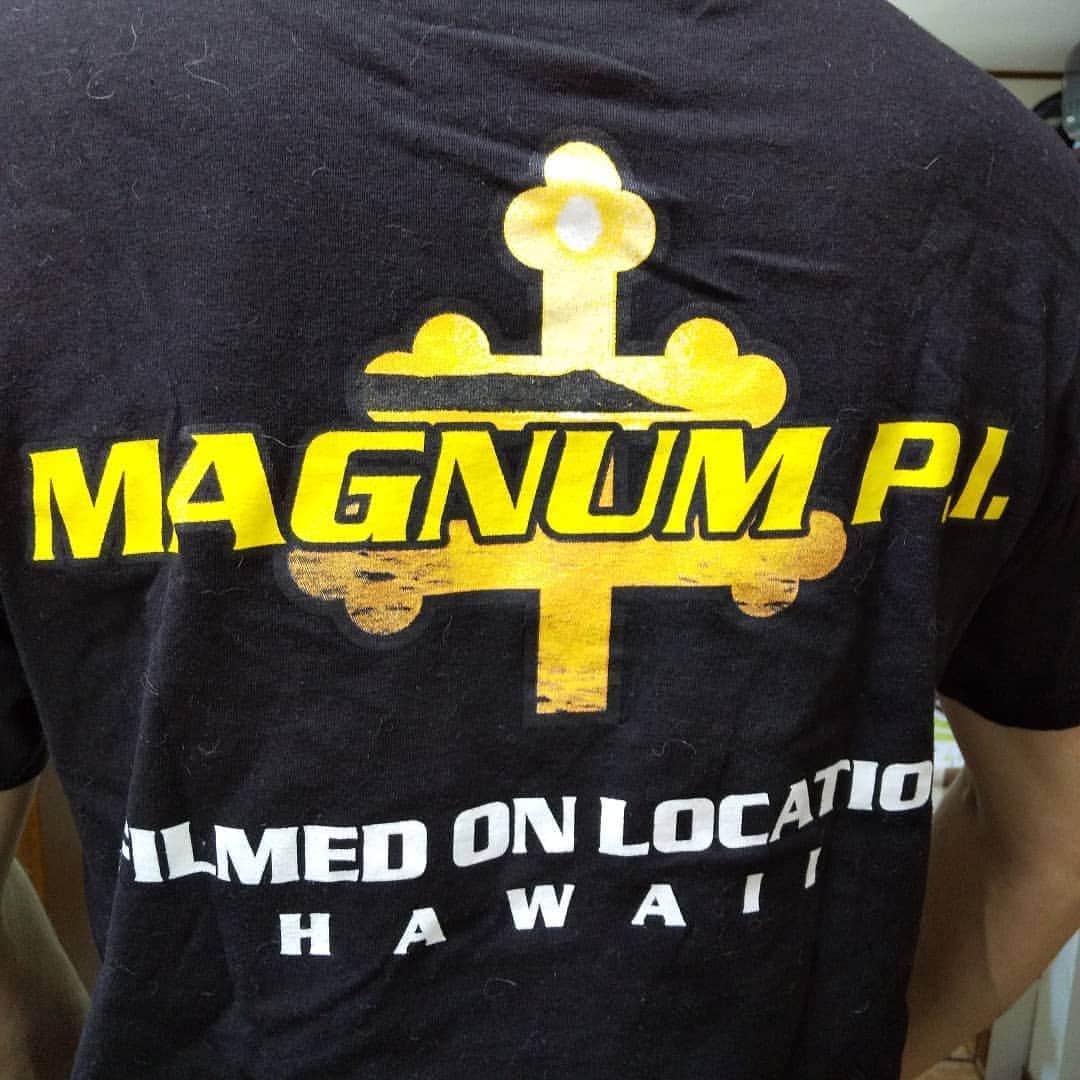 川久保秀一さんのインスタグラム写真 - (川久保秀一Instagram)「今日のTシャツ。 ハワイが舞台のドラマ「私立探偵マグナム」のスタッフTシャツ。もちろんスタッフではない(笑)。 #tshirt #magnampi #hawaii #私立探偵マグナム #axn」6月8日 16時27分 - hidekazu_kawakubo