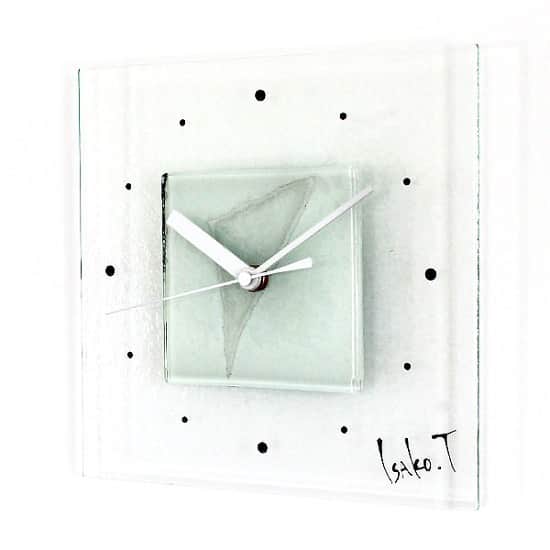 comb de shioさんのインスタグラム写真 - (comb de shioInstagram)「時計から、アートのある生活、はじめませんか？  glass art clock by Isako TODA﻿ ﻿ #アートのある暮らし ﻿ ------------------------﻿ 【作品リスト】﻿ ﻿ ■ ﻿ ガラスアート時計・「Snow triangle」  オンラインショップ掲載中です。﻿ 画像のタグ🏷からリンクしてます﻿ ﻿ ﻿ #combdeshio﻿ #コムデシオガラス ﻿ #コムデシオ ﻿ #ガラス作家杜多一菜子﻿ #三重県  #三重県津市  #インテリア好きな人と繋がりたい﻿ #インテリアデザイン﻿ #おしゃれインテリア #インテリアアート #壁掛けインテリア #おしゃれな部屋  #抽象画アート #寝室インテリア  #壁掛け時計 #ガラス時計 #新築祝いのプレゼント #結婚祝いのプレゼント  #おうち時間を楽しむアイテム ﻿ #artist  #interiorart #interiorartwork #artclock #glassclock #japanesecraft #clock」6月8日 16時37分 - comb_de_shio