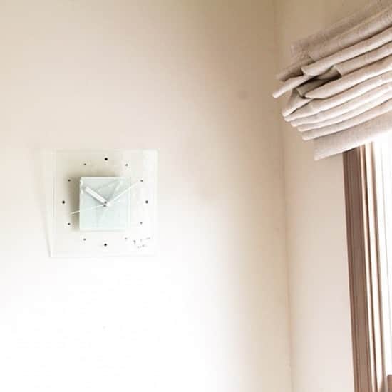 comb de shioさんのインスタグラム写真 - (comb de shioInstagram)「時計から、アートのある生活、はじめませんか？  glass art clock by Isako TODA﻿ ﻿ #アートのある暮らし ﻿ ------------------------﻿ 【作品リスト】﻿ ﻿ ■ ﻿ ガラスアート時計・「Snow triangle」  オンラインショップ掲載中です。﻿ 画像のタグ🏷からリンクしてます﻿ ﻿ ﻿ #combdeshio﻿ #コムデシオガラス ﻿ #コムデシオ ﻿ #ガラス作家杜多一菜子﻿ #三重県  #三重県津市  #インテリア好きな人と繋がりたい﻿ #インテリアデザイン﻿ #おしゃれインテリア #インテリアアート #壁掛けインテリア #おしゃれな部屋  #抽象画アート #寝室インテリア  #壁掛け時計 #ガラス時計 #新築祝いのプレゼント #結婚祝いのプレゼント  #おうち時間を楽しむアイテム ﻿ #artist  #interiorart #interiorartwork #artclock #glassclock #japanesecraft #clock」6月8日 16時37分 - comb_de_shio