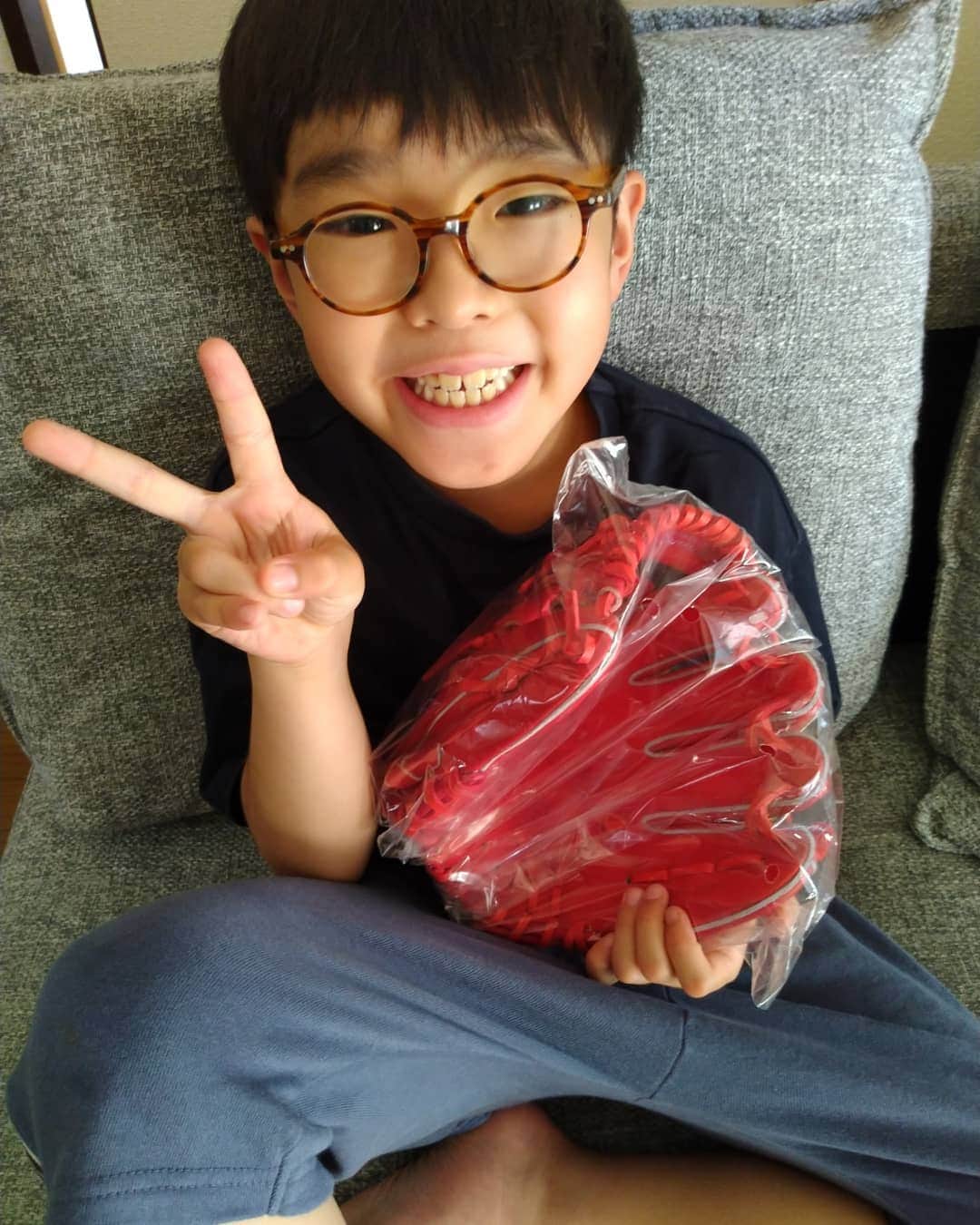 のインスタグラム：「誕生日プレゼント届いたー！ #おめでとう #グローブ #ザナックス #親父からの誕生日プレゼント #俺はローリングスやった #野球がんばれよ」