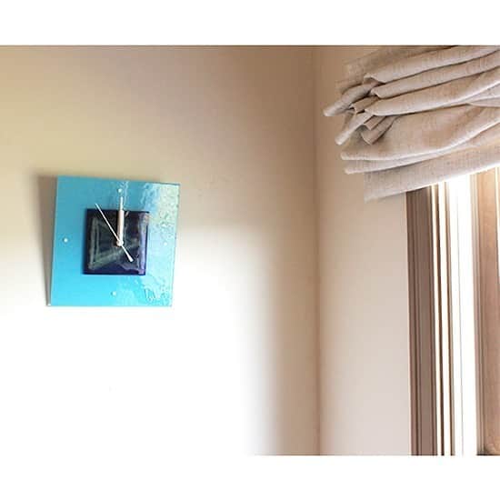 comb de shioさんのインスタグラム写真 - (comb de shioInstagram)「時計から、アートのある生活、はじめませんか？  glass art clock by Isako TODA﻿ ﻿ #アートのある暮らし ﻿ ------------------------﻿ 【作品リスト】﻿ ﻿ ■ ﻿ ガラスアート時計・「direction」  オンラインショップ掲載中です。﻿ 画像のタグ🏷からリンクしてます﻿ ﻿ ﻿ #combdeshio﻿ #コムデシオガラス ﻿ #コムデシオ ﻿ #ガラス作家杜多一菜子﻿ #三重県  #三重県津市  #インテリア好きな人と繋がりたい﻿ #インテリアデザイン﻿ #おしゃれインテリア #インテリアアート #壁掛けインテリア #おしゃれな部屋  #抽象画アート #寝室インテリア  #壁掛け時計 #ガラス時計 #新築祝いのプレゼント #結婚祝いのプレゼント  #おうち時間を楽しむアイテム ﻿ #artist  #interiorart #interiorartwork #artclock #glassclock #japanesecraft #clock」6月8日 16時47分 - comb_de_shio