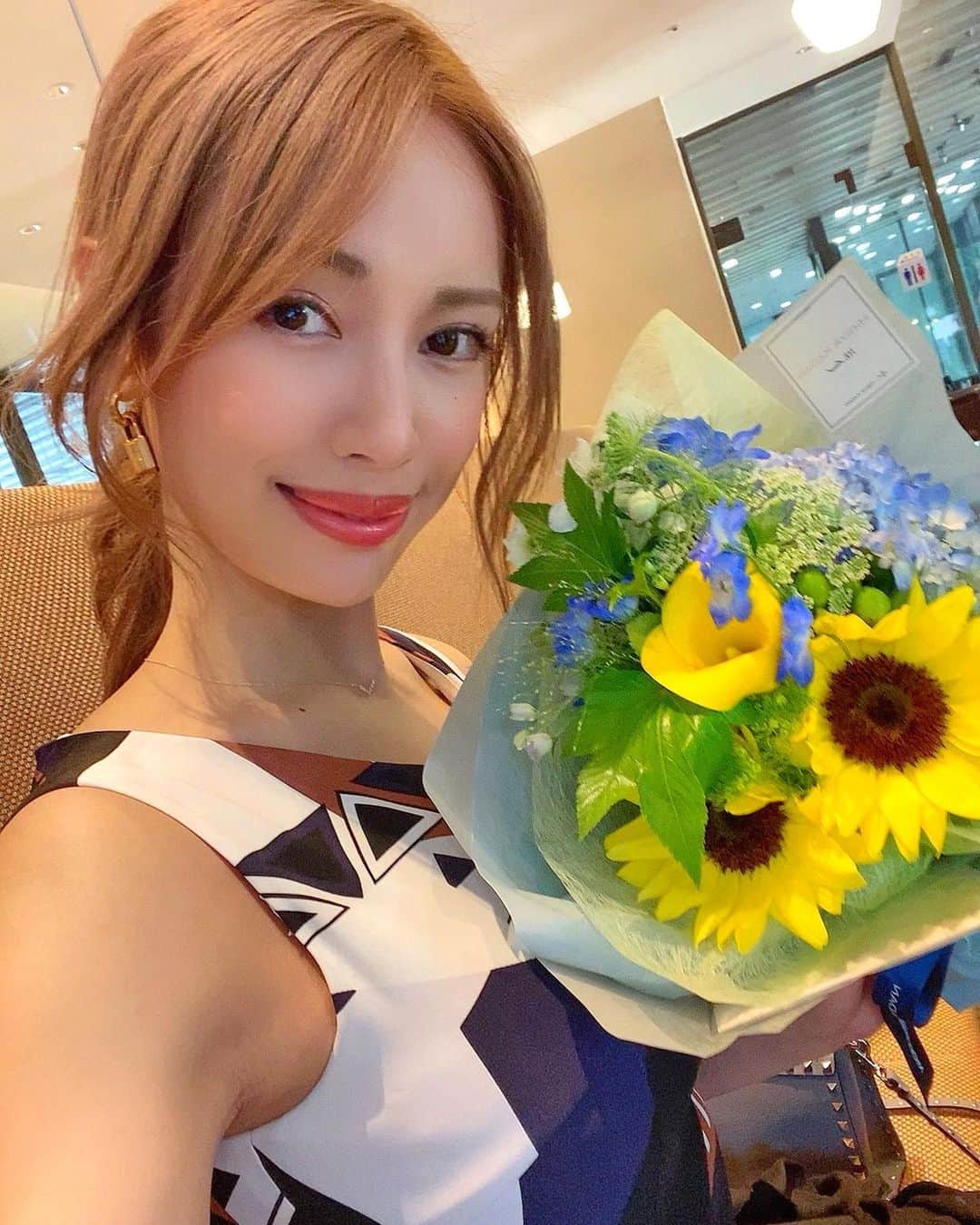 丹野珠里さんのインスタグラム写真 - (丹野珠里Instagram)「お花に囲まれて生きていきたい。 : 最近暑くて、ずっとポニーテール。 : #cyberjapan #junon #サイバージャパン #ジュノン」6月8日 16時42分 - cjd_junon