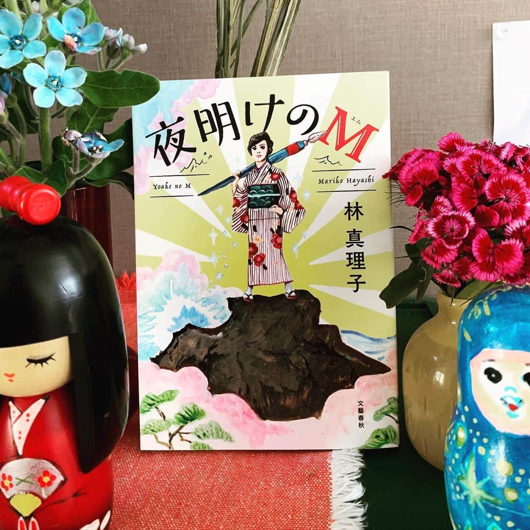 五月女ケイ子のインスタグラム：「そしてこちらもお知らせ遅くなりましたが、林真理子さんのエッセイ集のカバーを描かせていただきました。令和の夜明けと共に、時代を生きぬく強さと美しさを込めて。。 #五月女ケイ子#keikosootome」