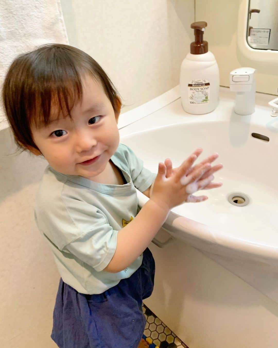 ᴋᴀɴᴀᴋöさんのインスタグラム写真 - (ᴋᴀɴᴀᴋöInstagram)「手洗い time🙌🏻🧼 泡でゴシゴシ洗うと、楽しいね🥰🎵 * 👦🏻👦🏻の学校も始まり、手洗いする回数も増えたけど、 ハンドソープは、どこも品薄…😢😱 * そんな時 @dianebotanical の泡ボディソープは、ハンドソープとしても使える🧴って、教えてもらって 早速❤️ * 大容量でコスパも良いし、保湿成分もたっぷり🌼 * 泡だから👶🏻も洗いやすいみたいです❤️ * #ダイアンボタニカル#dianebotanical#ボタニカル#泡ボディソープ#保湿#乾燥肌#お風呂遊び#手洗い#PR」6月8日 16時55分 - kanakokko_34_