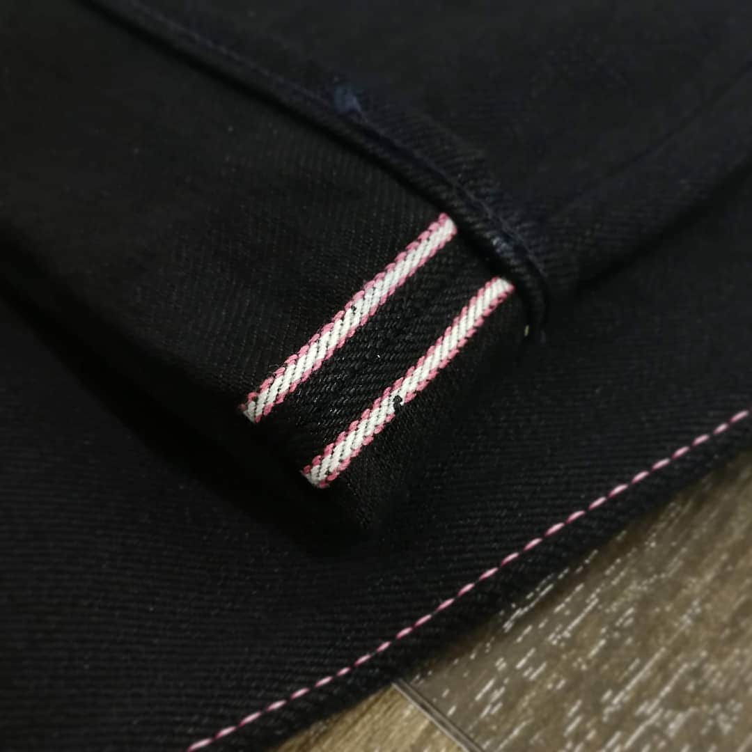 momotarojeansのインスタグラム：「Black × Peach selvedge and inseam」